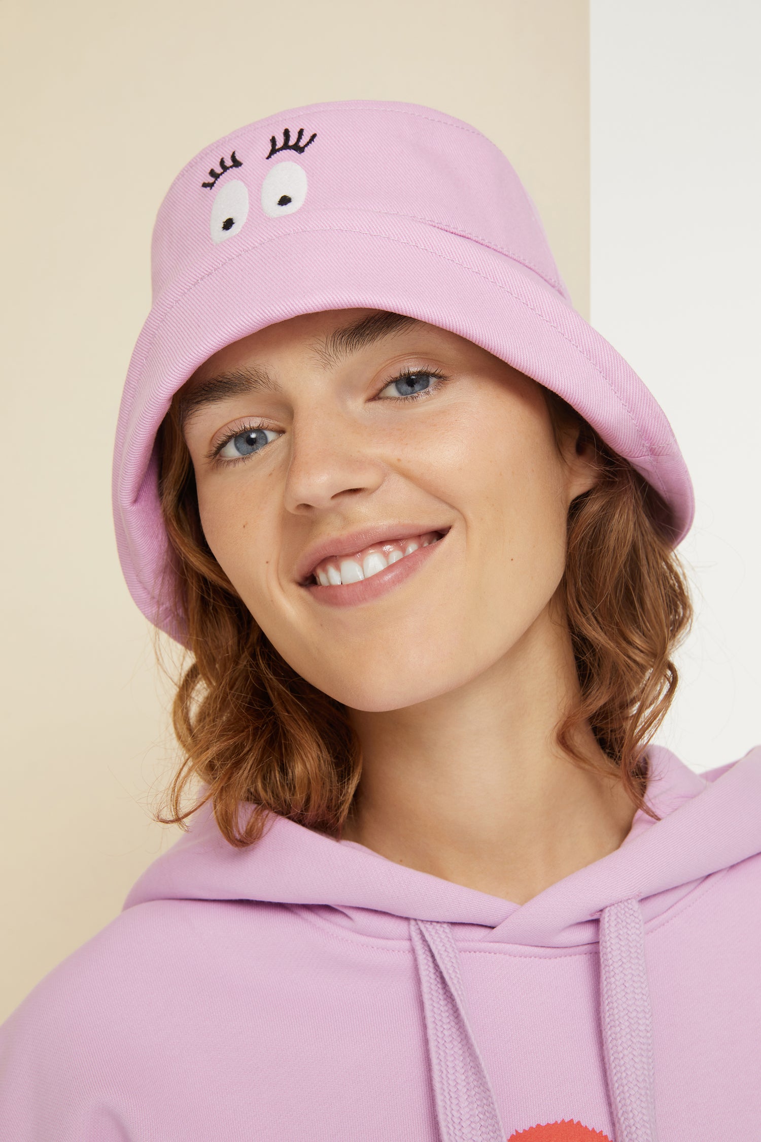 Patou - Barbapapa bucket hat in organic cotton - Lilac - Here is the star, it’s the Barbapapa hat! Lilac organic cotton bucket hat. Part of the Barbapatou capsule collection from a special collaboration with Barbapapa. Signature shape. Barbapapa face embroidered at the front. Custom Patou logo embroidered at the back. Comes in two sizes. Standard women's size: XS/S. Standard men's size: M/L.