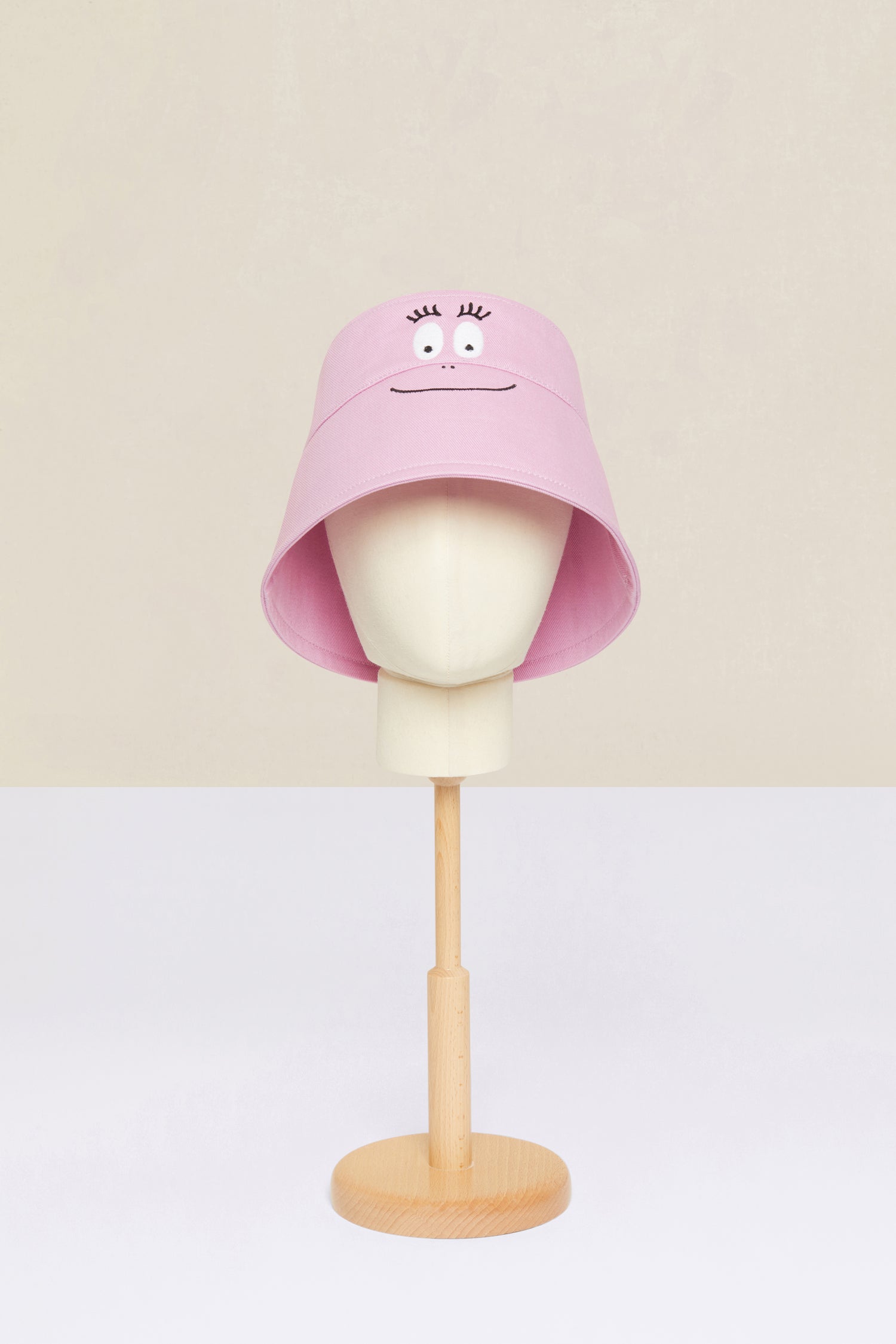 Patou - Barbapapa bucket hat in organic cotton - Lilac - Here is the star, it’s the Barbapapa hat! Lilac organic cotton bucket hat. Part of the Barbapatou capsule collection from a special collaboration with Barbapapa. Signature shape. Barbapapa face embroidered at the front. Custom Patou logo embroidered at the back. Comes in two sizes. Standard women's size: XS/S. Standard men's size: M/L.