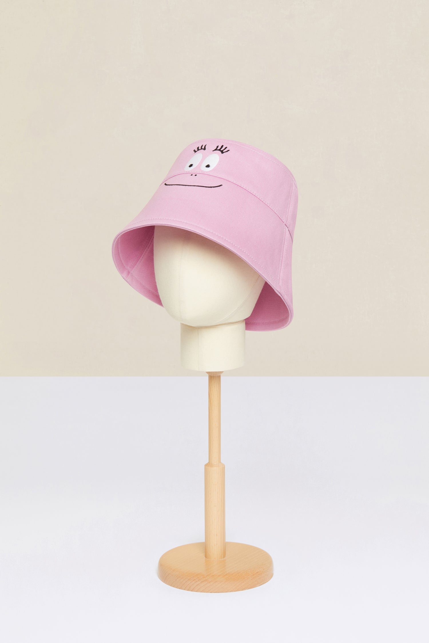 Patou - Barbapapa bucket hat in organic cotton - Lilac - Here is the star, it’s the Barbapapa hat! Lilac organic cotton bucket hat. Part of the Barbapatou capsule collection from a special collaboration with Barbapapa. Signature shape. Barbapapa face embroidered at the front. Custom Patou logo embroidered at the back. Comes in two sizes. Standard women's size: XS/S. Standard men's size: M/L.