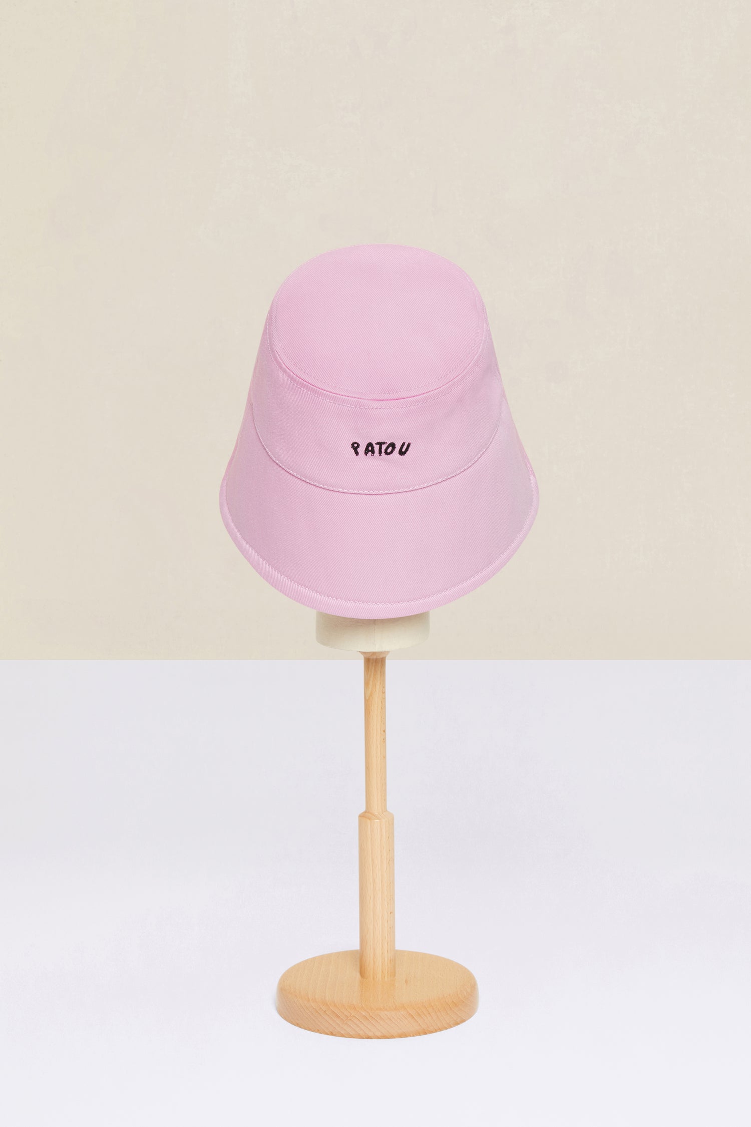 Patou - Barbapapa bucket hat in organic cotton - Lilac - Here is the star, it’s the Barbapapa hat! Lilac organic cotton bucket hat. Part of the Barbapatou capsule collection from a special collaboration with Barbapapa. Signature shape. Barbapapa face embroidered at the front. Custom Patou logo embroidered at the back. Comes in two sizes. Standard women's size: XS/S. Standard men's size: M/L.
