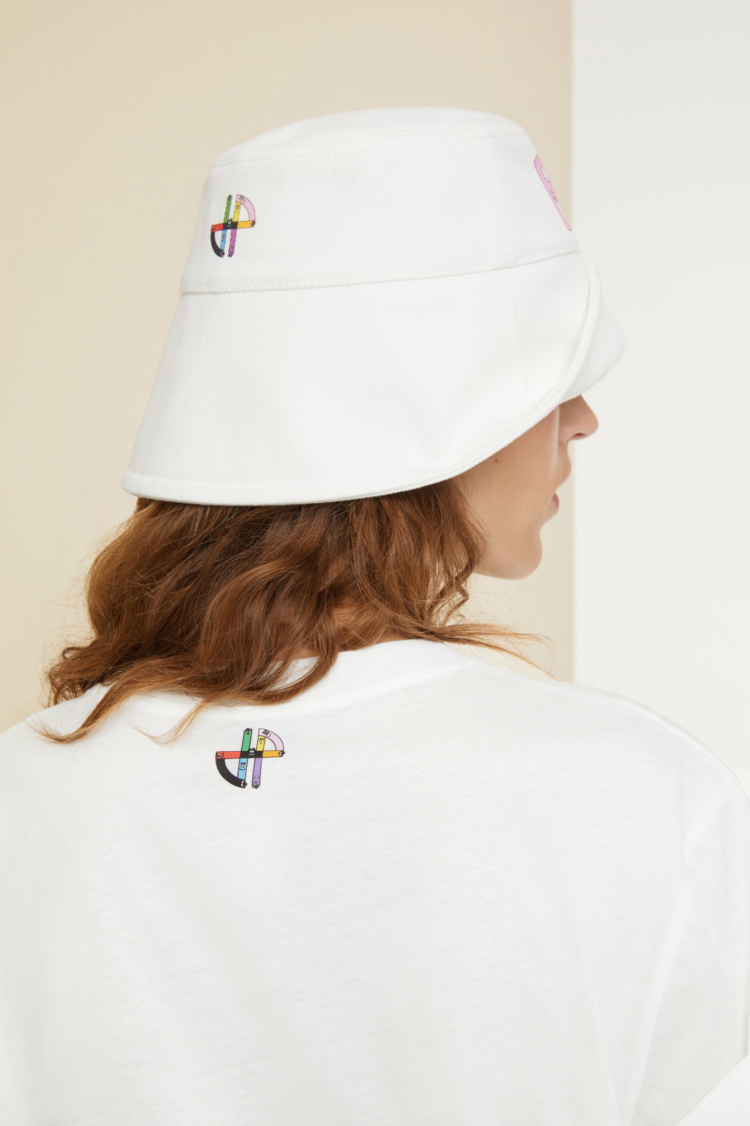 Patou - Barbapatou bucket hat in organic cotton - Barbapapa Family - Welcome to the Barbapatou family!White organic cotton bucket hat. Part of the Barbapatou capsule collection from a special collaboration with Barbapapa. Signature shape. Barbapatou printed in Barbapapa family letters at the front. Revisited JP monogram printed at the back. Comes in two sizes. Standard women's size: XS/S. Standard men's size: M/L.