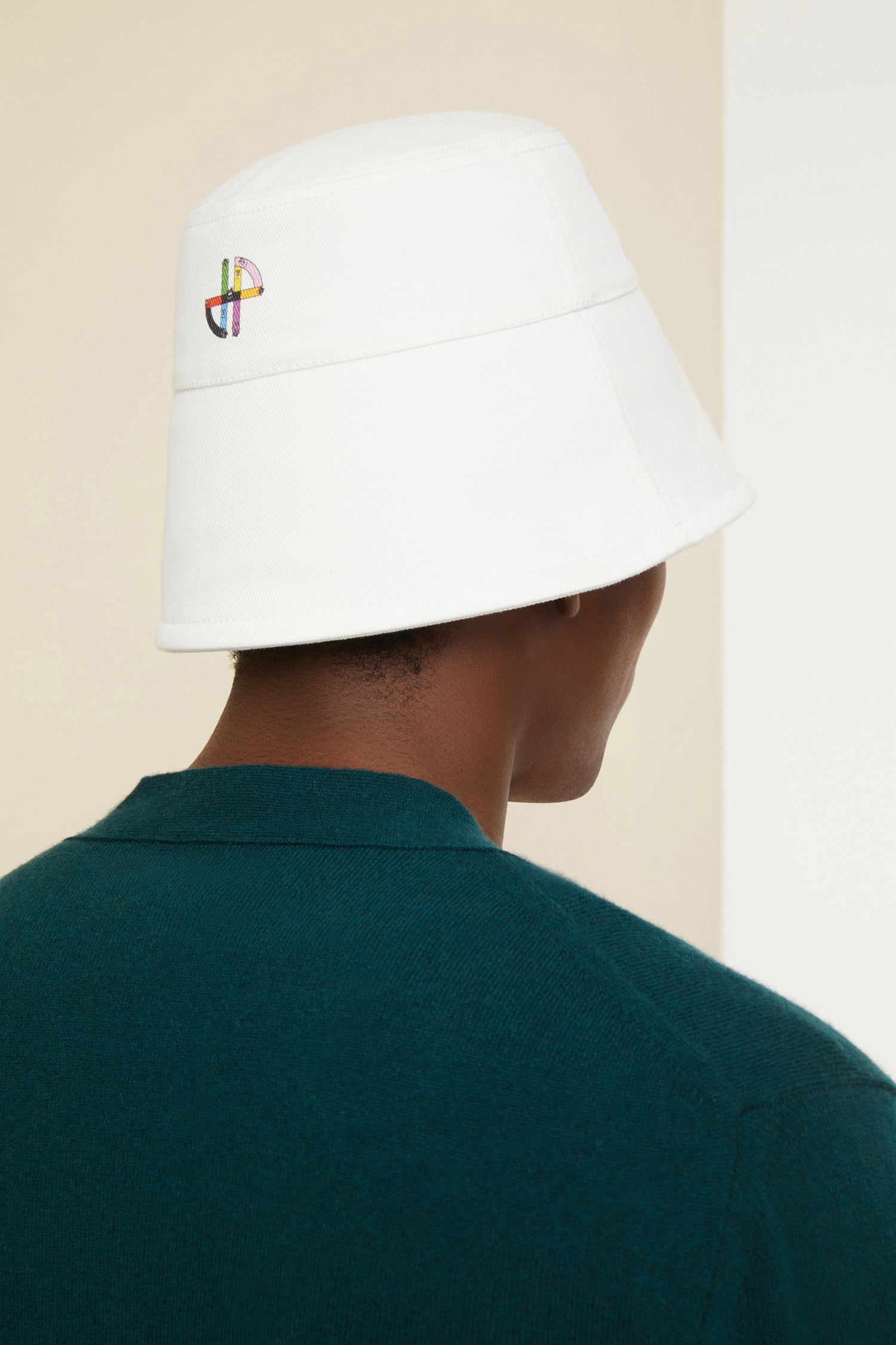 Patou - Barbapatou bucket hat in organic cotton - Barbapapa Family - Welcome to the Barbapatou family!White organic cotton bucket hat. Part of the Barbapatou capsule collection from a special collaboration with Barbapapa. Signature shape. Barbapatou printed in Barbapapa family letters at the front. Revisited JP monogram printed at the back. Comes in two sizes. Standard women's size: XS/S. Standard men's size: M/L.