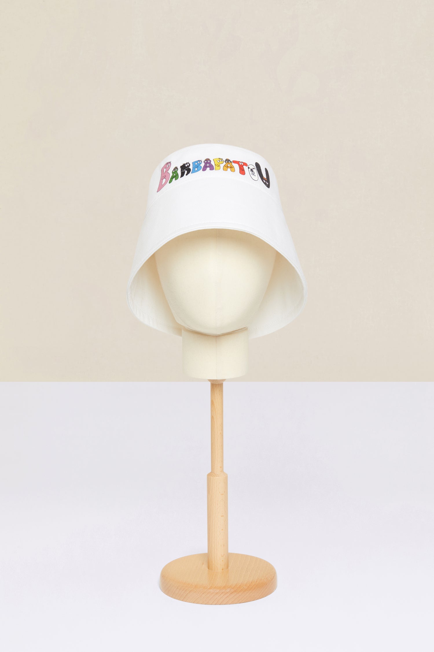 Patou - Barbapatou bucket hat in organic cotton - Barbapapa Family - Welcome to the Barbapatou family!White organic cotton bucket hat. Part of the Barbapatou capsule collection from a special collaboration with Barbapapa. Signature shape. Barbapatou printed in Barbapapa family letters at the front. Revisited JP monogram printed at the back. Comes in two sizes. Standard women's size: XS/S. Standard men's size: M/L.