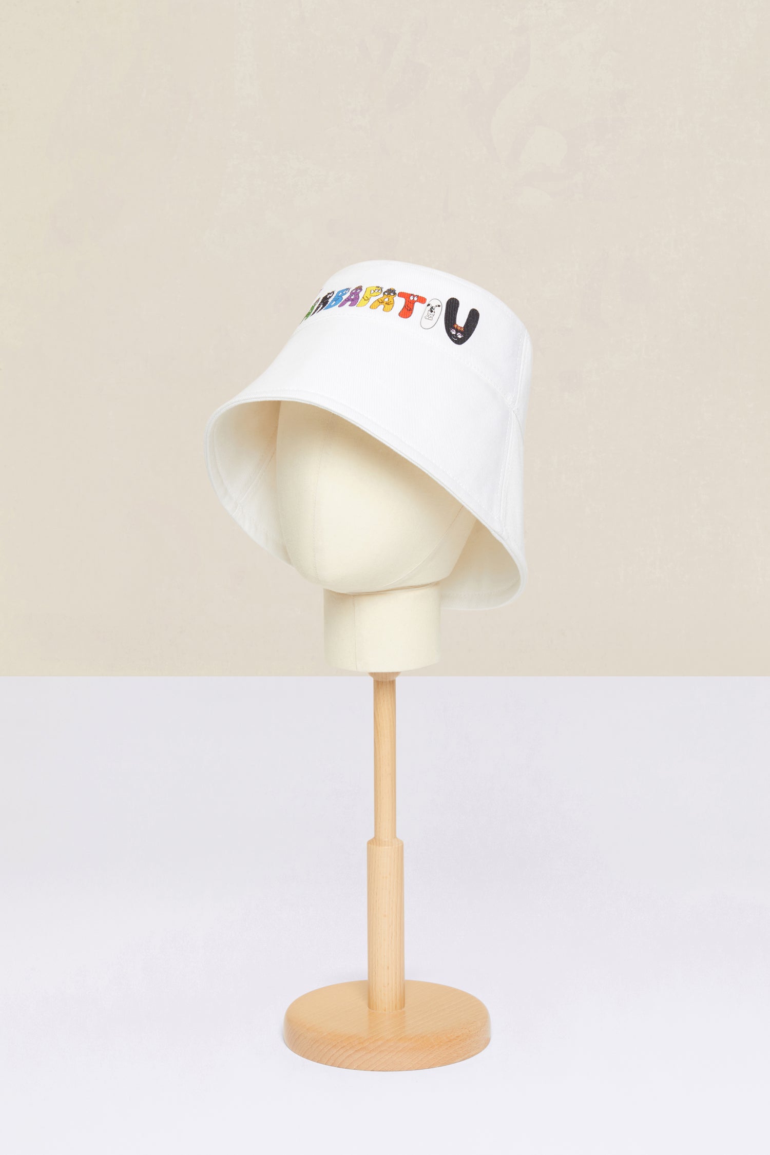 Patou - Barbapatou bucket hat in organic cotton - Barbapapa Family - Welcome to the Barbapatou family!White organic cotton bucket hat. Part of the Barbapatou capsule collection from a special collaboration with Barbapapa. Signature shape. Barbapatou printed in Barbapapa family letters at the front. Revisited JP monogram printed at the back. Comes in two sizes. Standard women's size: XS/S. Standard men's size: M/L.