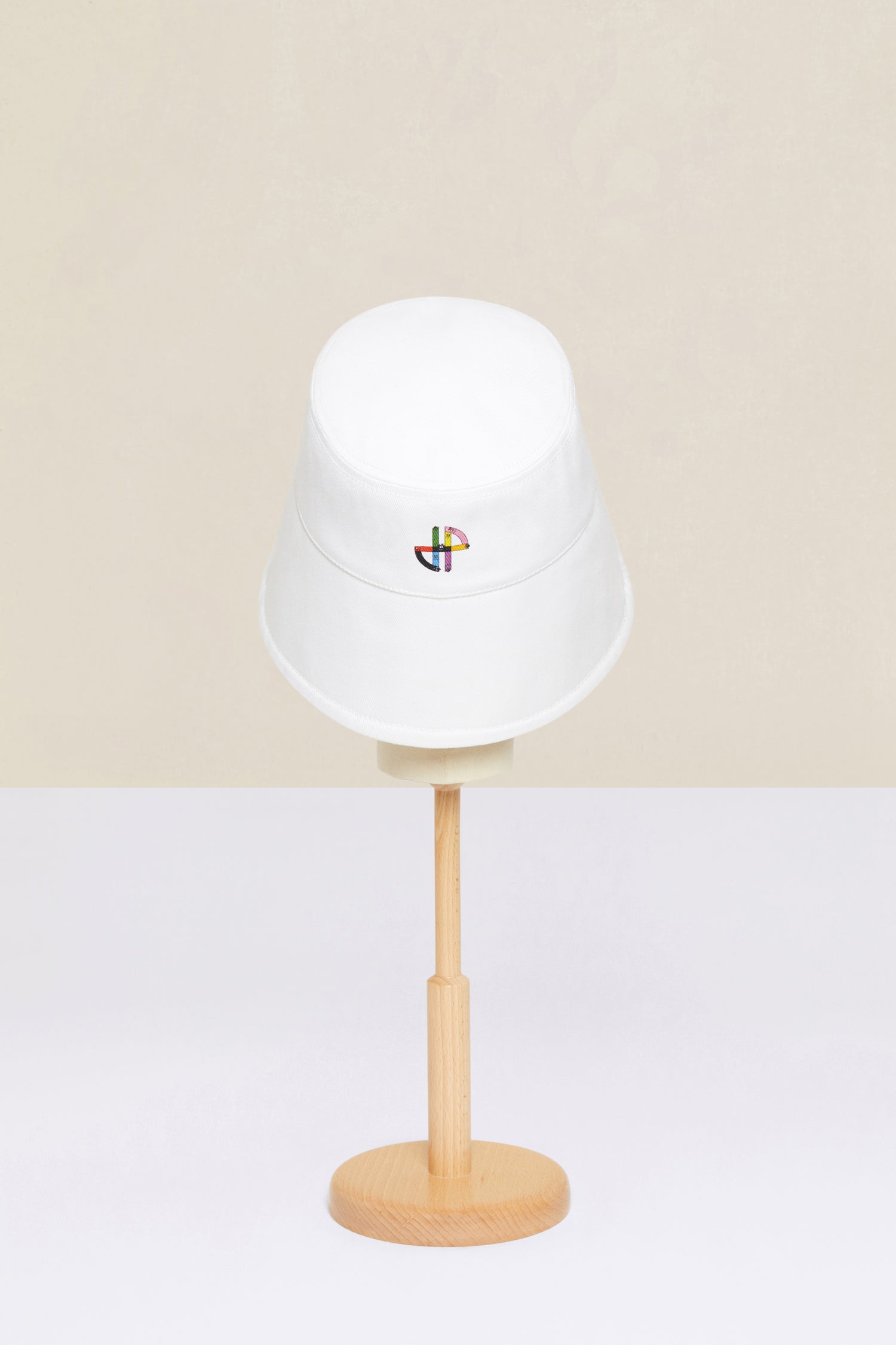 Patou - Barbapatou bucket hat in organic cotton - Barbapapa Family - Welcome to the Barbapatou family!White organic cotton bucket hat. Part of the Barbapatou capsule collection from a special collaboration with Barbapapa. Signature shape. Barbapatou printed in Barbapapa family letters at the front. Revisited JP monogram printed at the back. Comes in two sizes. Standard women's size: XS/S. Standard men's size: M/L.