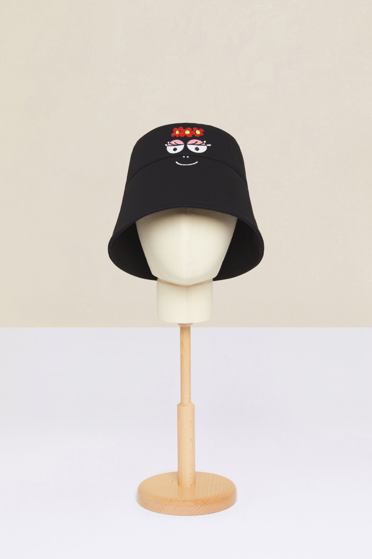 Patou - Barbamama bucket hat in organic cotton - Barbamama - Barbamama’s black as night.Black organic cotton bucket hat. Part of the Barbapatou capsule collection from a special collaboration with Barbapapa. Signature shape. Barbamama face embroidered at the front. Custom Patou logo embroidered at the back. Comes in two sizes. Standard women's size: XS/S. Standard men's size: M/L.