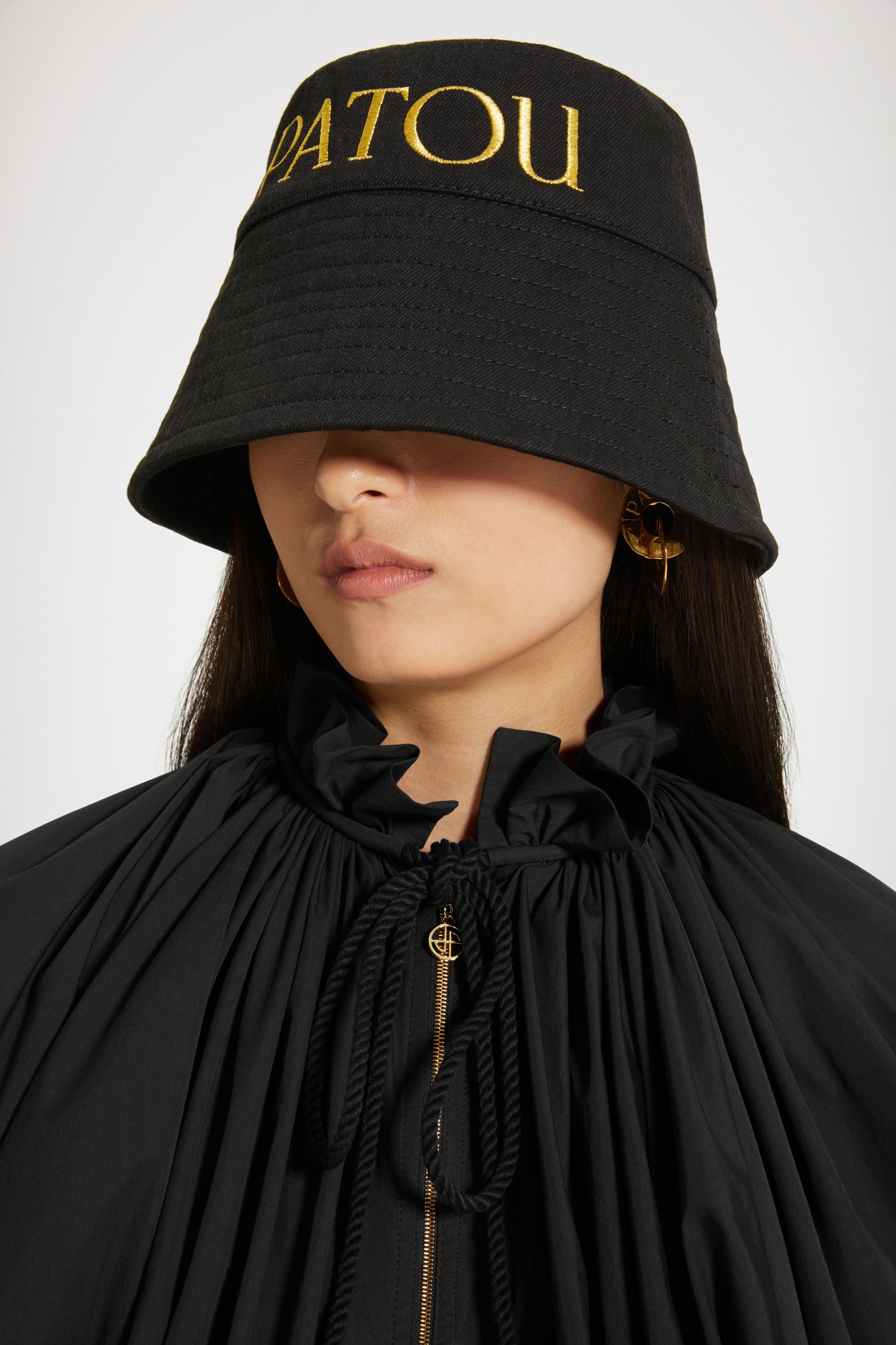Patou - オーガニックコットンデニム製 パトゥ バケットハット - Black - バケット一杯のパトゥで楽しい毎日。シグネチャーのブラックコットンデニムを使用したバケットハット。フロントにゴールドのマキシパトゥロゴ刺しゅう。トップステッチのディテールをあしらったワイドブリム。2つのサイズがあります。サイズS : 56 cmサイズL : 58 cm