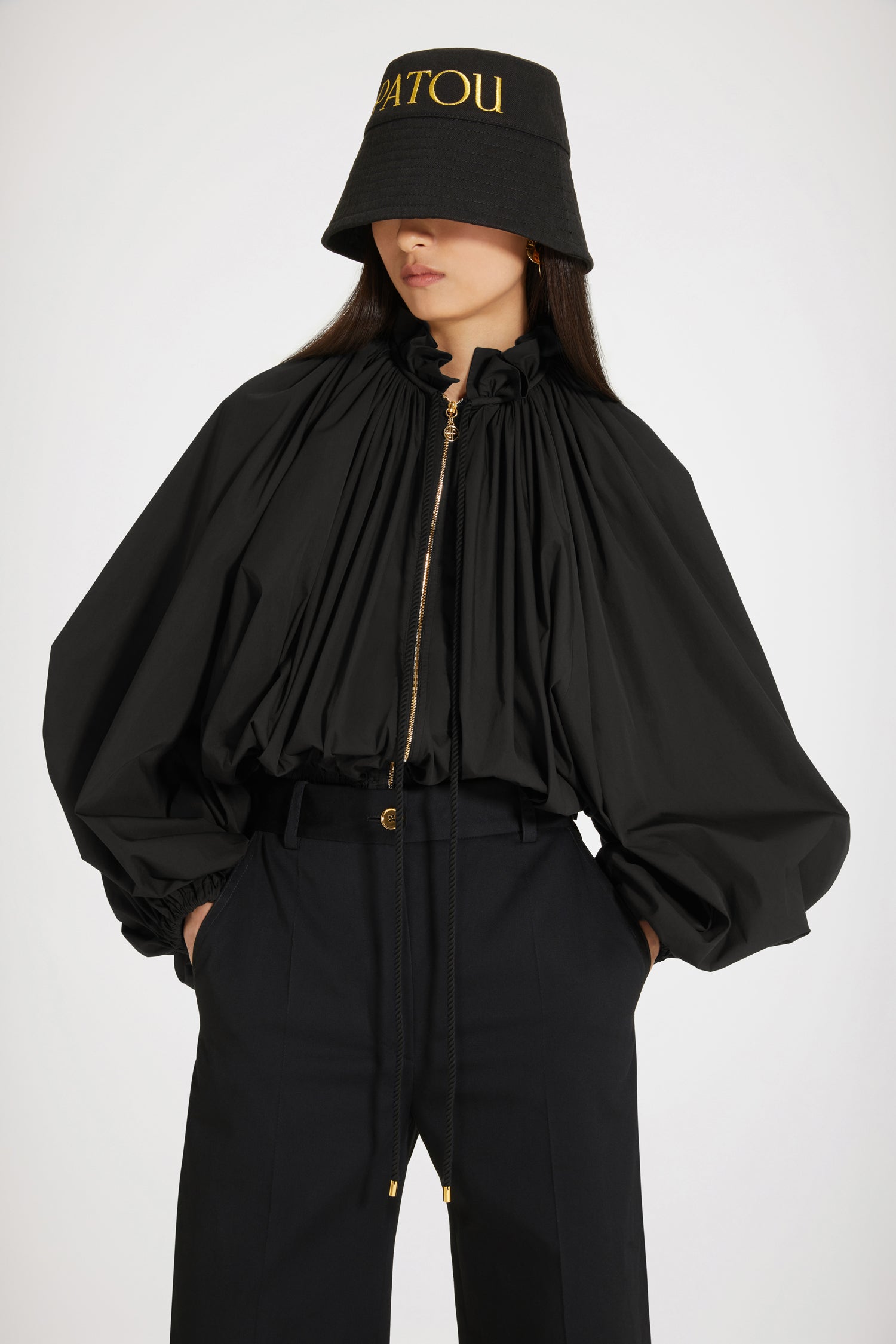Patou - オーガニックコットンデニム製 パトゥ バケットハット - Black - バケット一杯のパトゥで楽しい毎日。シグネチャーのブラックコットンデニムを使用したバケットハット。フロントにゴールドのマキシパトゥロゴ刺しゅう。トップステッチのディテールをあしらったワイドブリム。2つのサイズがあります。サイズS : 56 cmサイズL : 58 cm