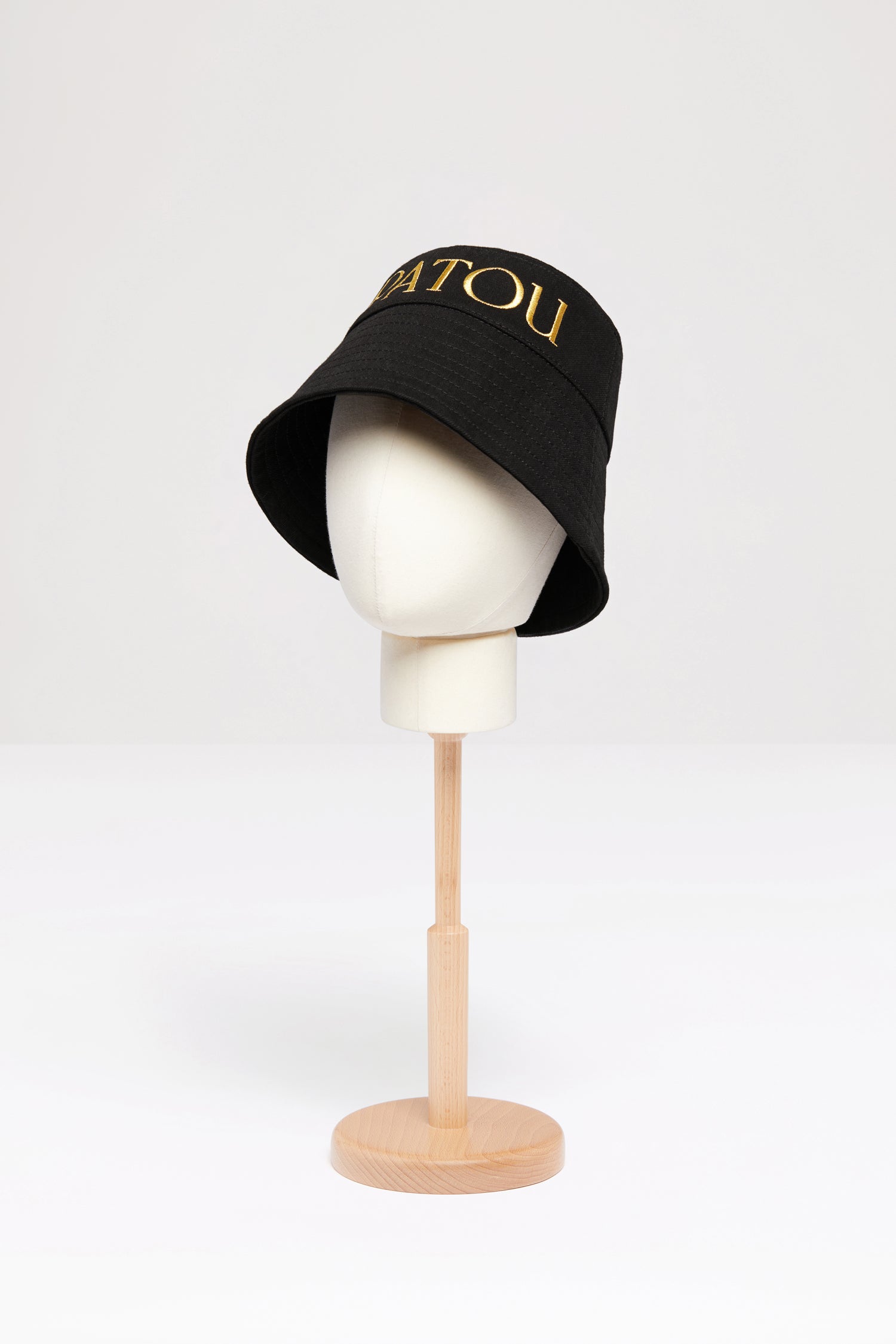 Patou - オーガニックコットンデニム製 パトゥ バケットハット - Black - バケット一杯のパトゥで楽しい毎日。シグネチャーのブラックコットンデニムを使用したバケットハット。フロントにゴールドのマキシパトゥロゴ刺しゅう。トップステッチのディテールをあしらったワイドブリム。2つのサイズがあります。サイズS : 56 cmサイズL : 58 cm