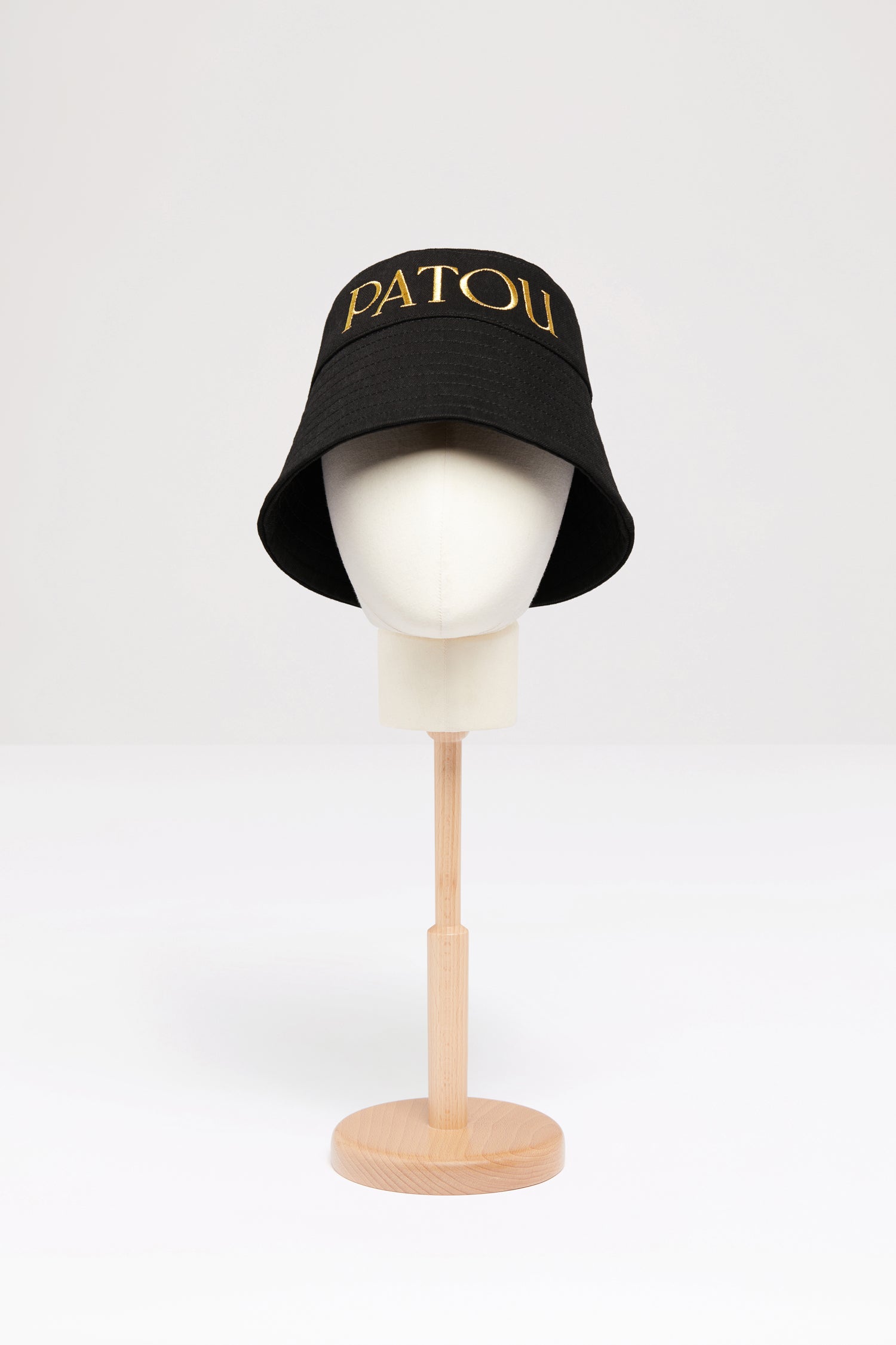 Patou - オーガニックコットンデニム製 パトゥ バケットハット - Black - バケット一杯のパトゥで楽しい毎日。シグネチャーのブラックコットンデニムを使用したバケットハット。フロントにゴールドのマキシパトゥロゴ刺しゅう。トップステッチのディテールをあしらったワイドブリム。2つのサイズがあります。サイズS : 56 cmサイズL : 58 cm