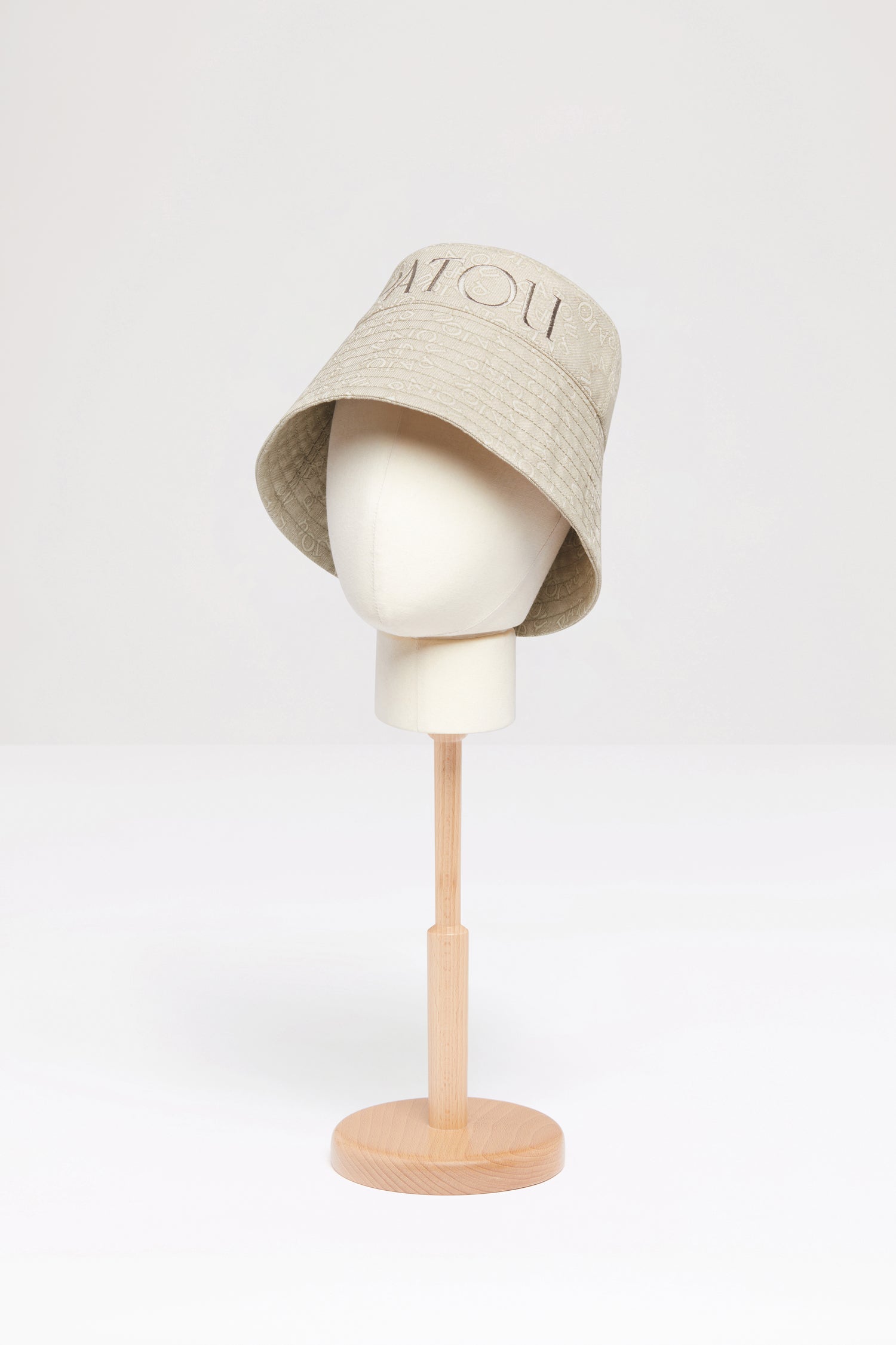 Patou - Patou Fischerhut aus Bio-Baumwolljacquard - Medallion - Die tägliche Portion Patou Fröhlichkeit.Charakteristischer Fischerhut aus Baumwolle. Durchgängig mit dem saisonalen Medaillon-Muster mit Patou Schriftzug-Logo und JP-Monogramm verziert. Graues, aufgesticktes Patou Logo im Maxi-Format auf der Vorderseite. Breite Krempe mit Ziernahtdetails. In zwei Größen erhältlich.Größe S: Umfang 56 cmGröße L: Umfang 58 cm