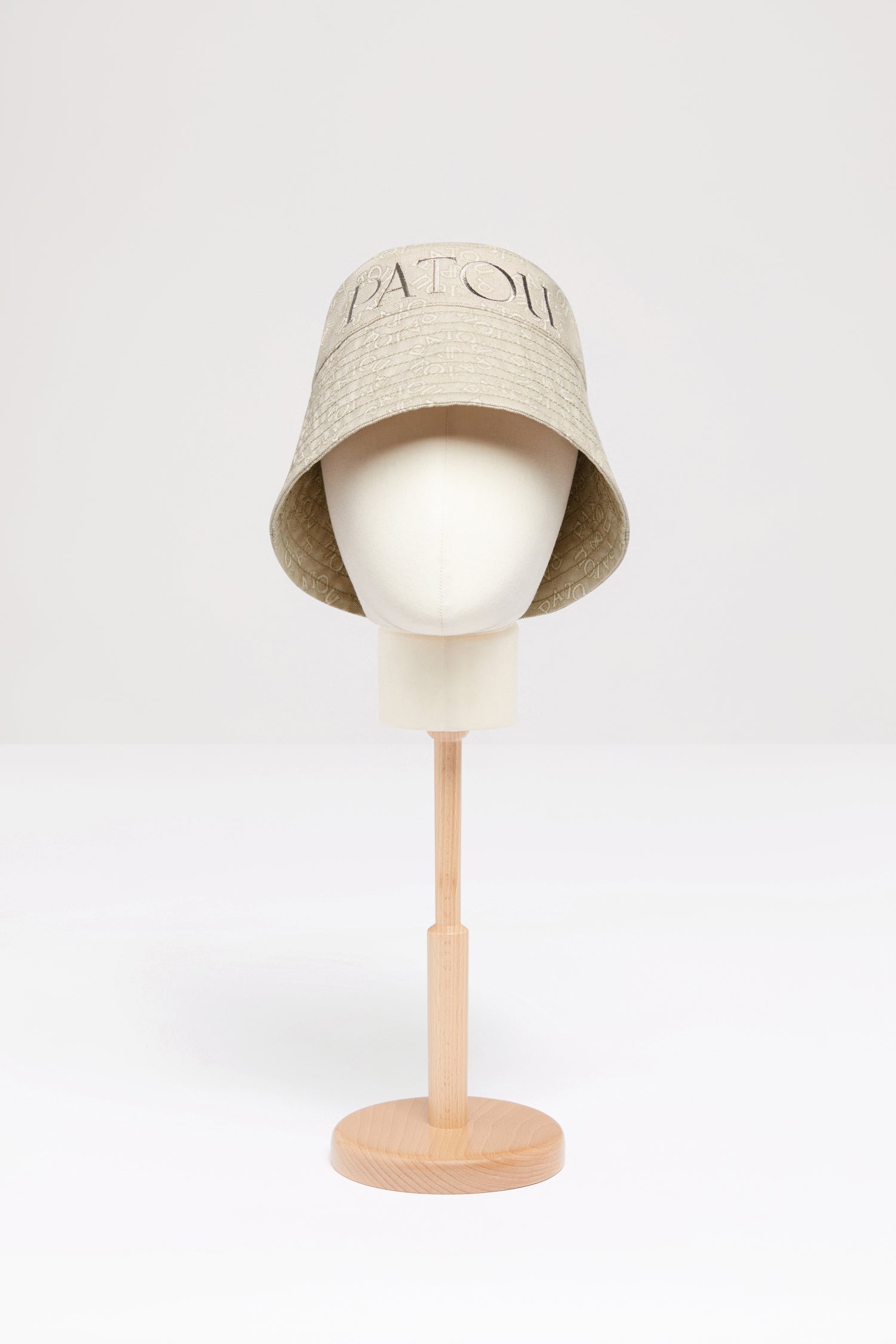 Patou - Patou Fischerhut aus Bio-Baumwolljacquard - Medallion - Die tägliche Portion Patou Fröhlichkeit.Charakteristischer Fischerhut aus Baumwolle. Durchgängig mit dem saisonalen Medaillon-Muster mit Patou Schriftzug-Logo und JP-Monogramm verziert. Graues, aufgesticktes Patou Logo im Maxi-Format auf der Vorderseite. Breite Krempe mit Ziernahtdetails. In zwei Größen erhältlich.Größe S: Umfang 56 cmGröße L: Umfang 58 cm