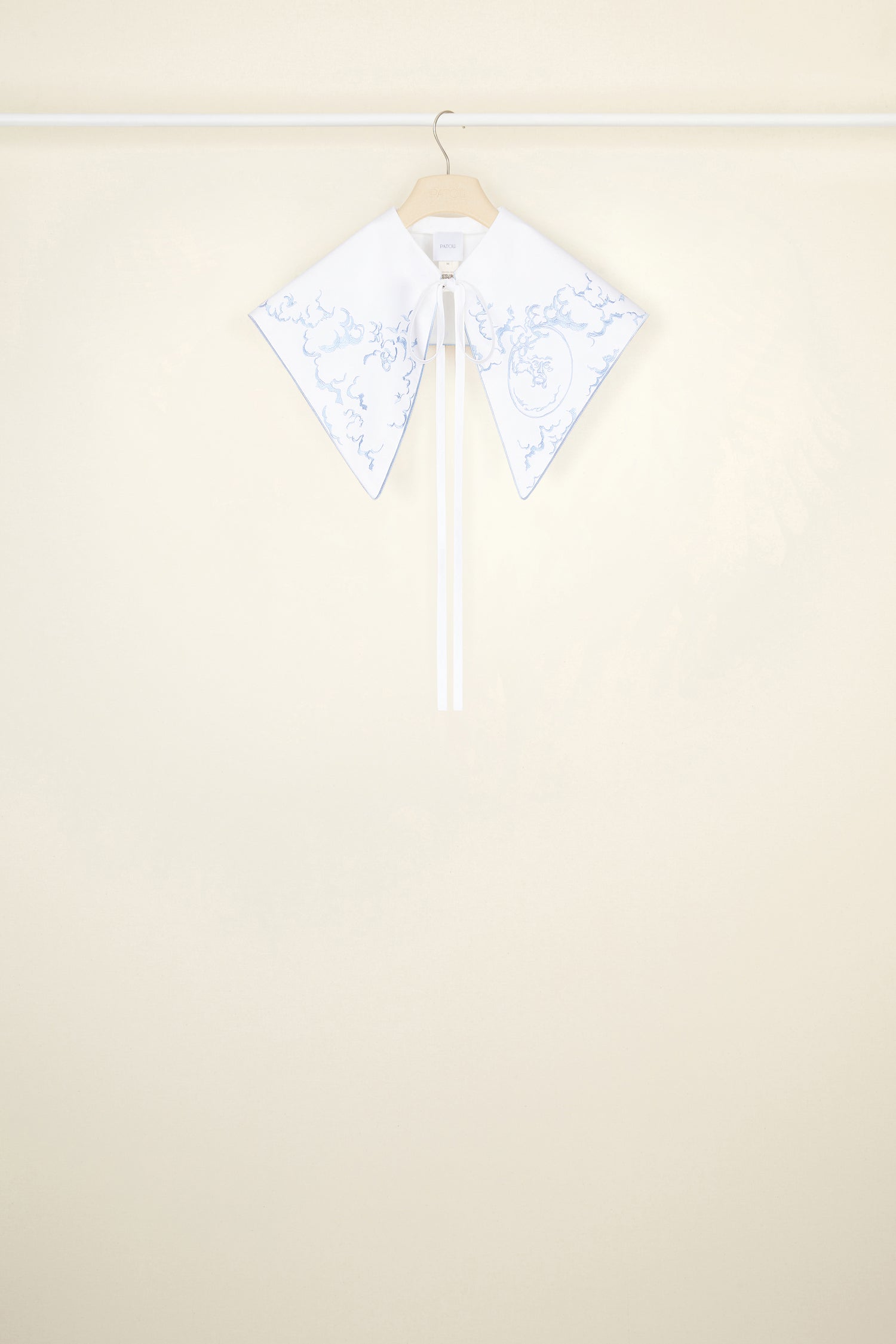 Patou - Col brodé en coton bio - White - La broderie tout en fantaisie.Col en coton bio blanc brodé de motifs inspirés de la “Bocca della Verità”. Modèle oversize à bouts pointus. Fermeture par lacets à l’avant.