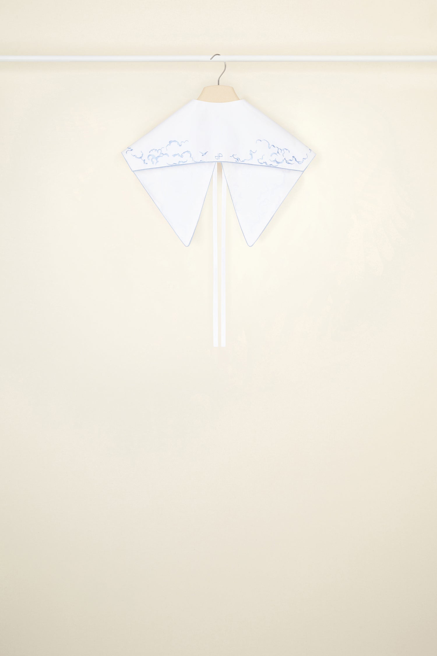 Patou - Col brodé en coton bio - White - La broderie tout en fantaisie.Col en coton bio blanc brodé de motifs inspirés de la “Bocca della Verità”. Modèle oversize à bouts pointus. Fermeture par lacets à l’avant.
