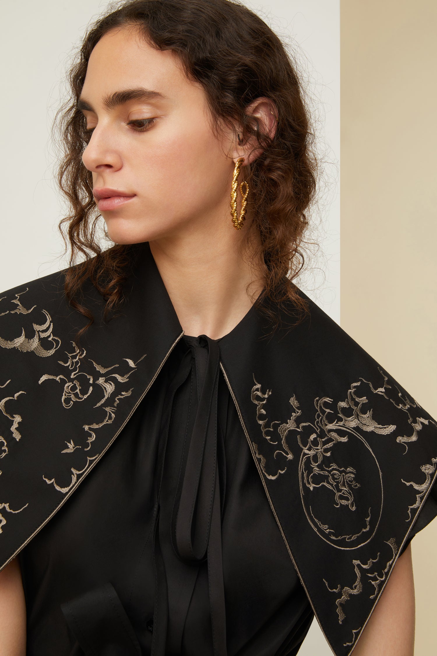 Patou - Embroidered collar in organic cotton - Black - A touch of embroidery with a touch of whimsy.  Black organic cotton collar with embroidered motifs inspired by the “Bocca della Verità”. Oversized pointed design. Ties at the front.