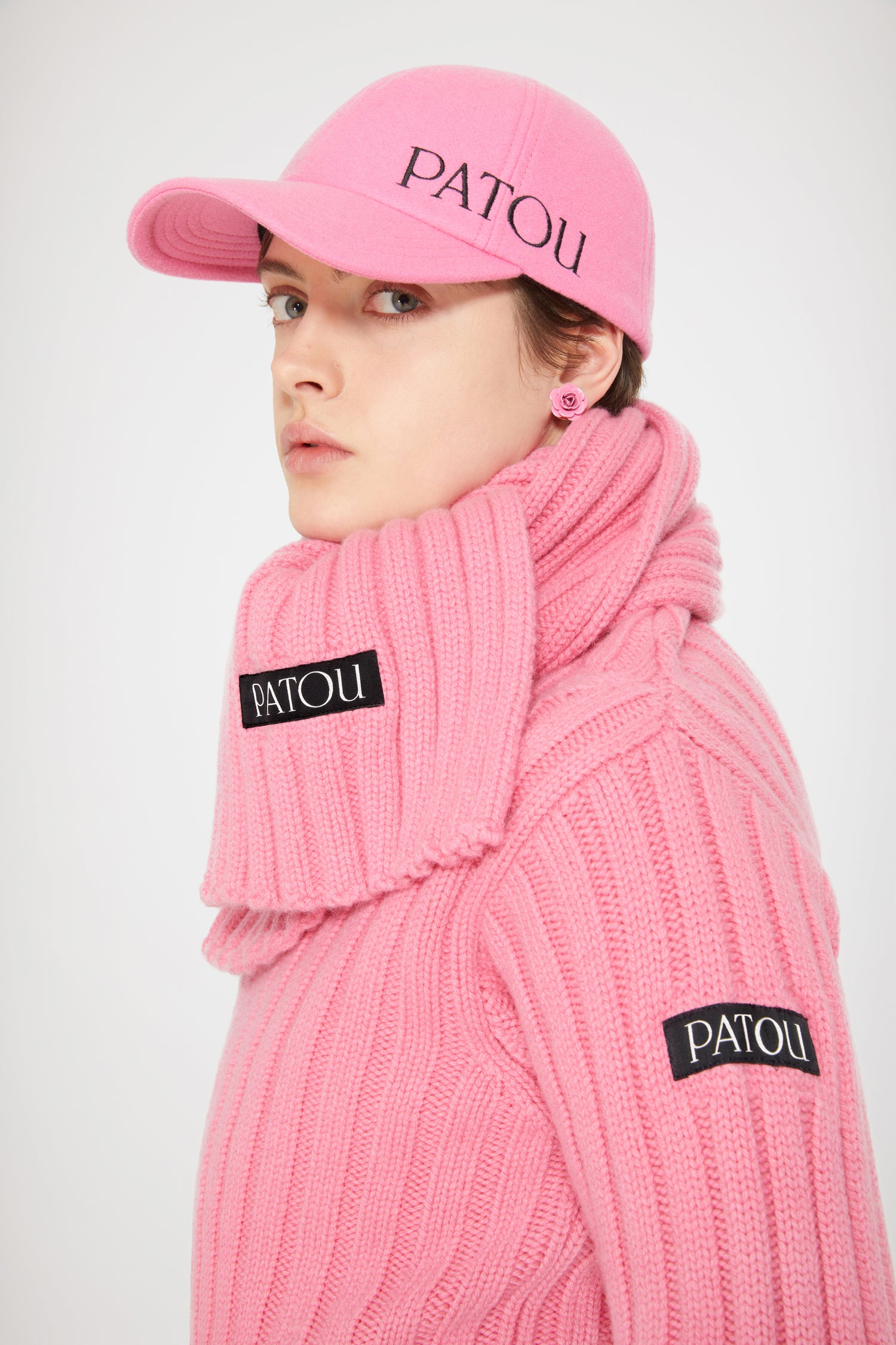 Patou - リブ ウール スカーフ - Darling Pink - パトゥのスカーフと笑顔で寒さへの準備!ダーリンピンクのウール製スカーフ。太目のリブ。ブラックのパトゥ ラベル。