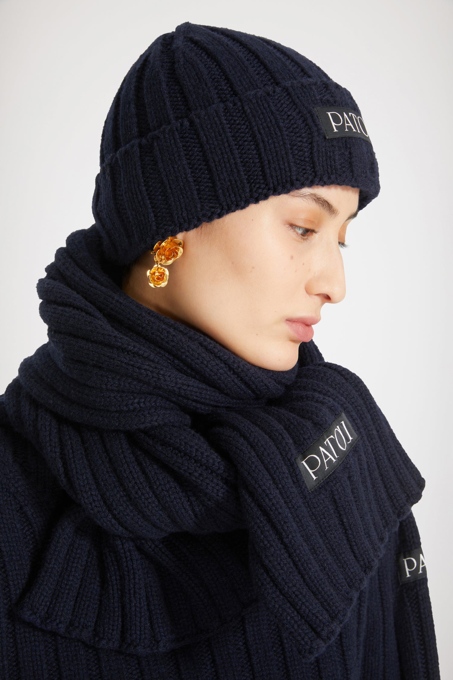Patou - Cuffia in lana a cachemire a coste - Navy - L'accessorio Patou che scalda l'inverno.Cuffia in lana e cachemire blu scuro. Lavorazione a coste. Etichetta Patou.
