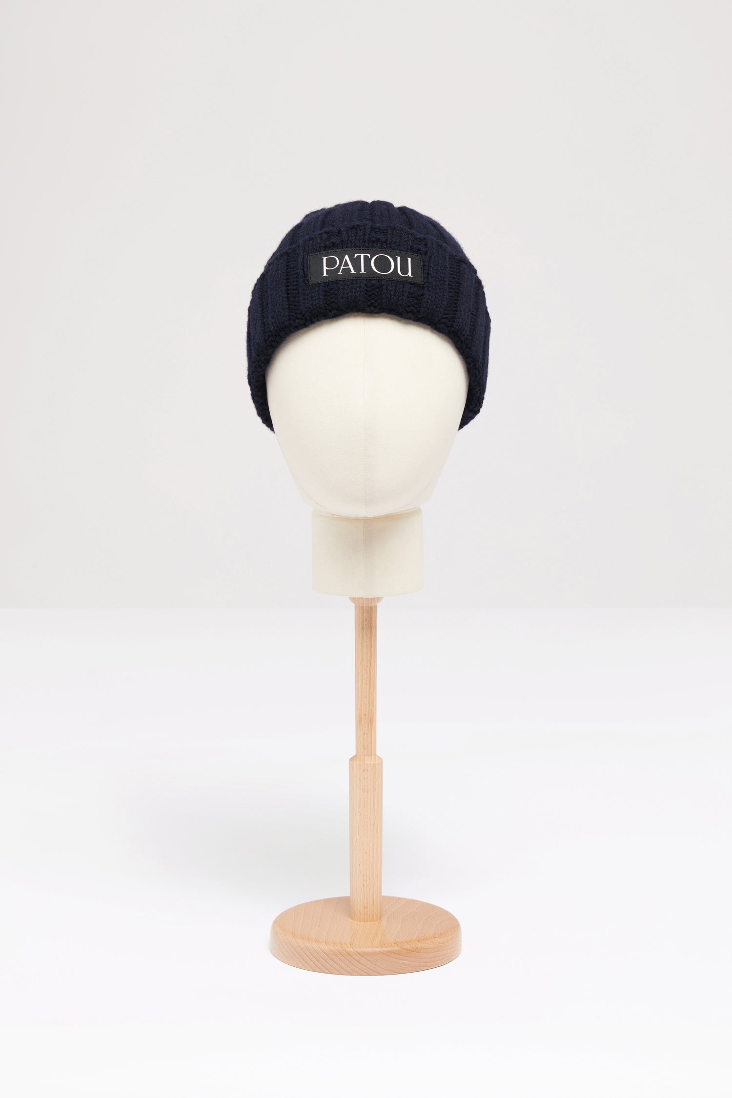 Patou - Cuffia in lana a cachemire a coste - Navy - L'accessorio Patou che scalda l'inverno.Cuffia in lana e cachemire blu scuro. Lavorazione a coste. Etichetta Patou.