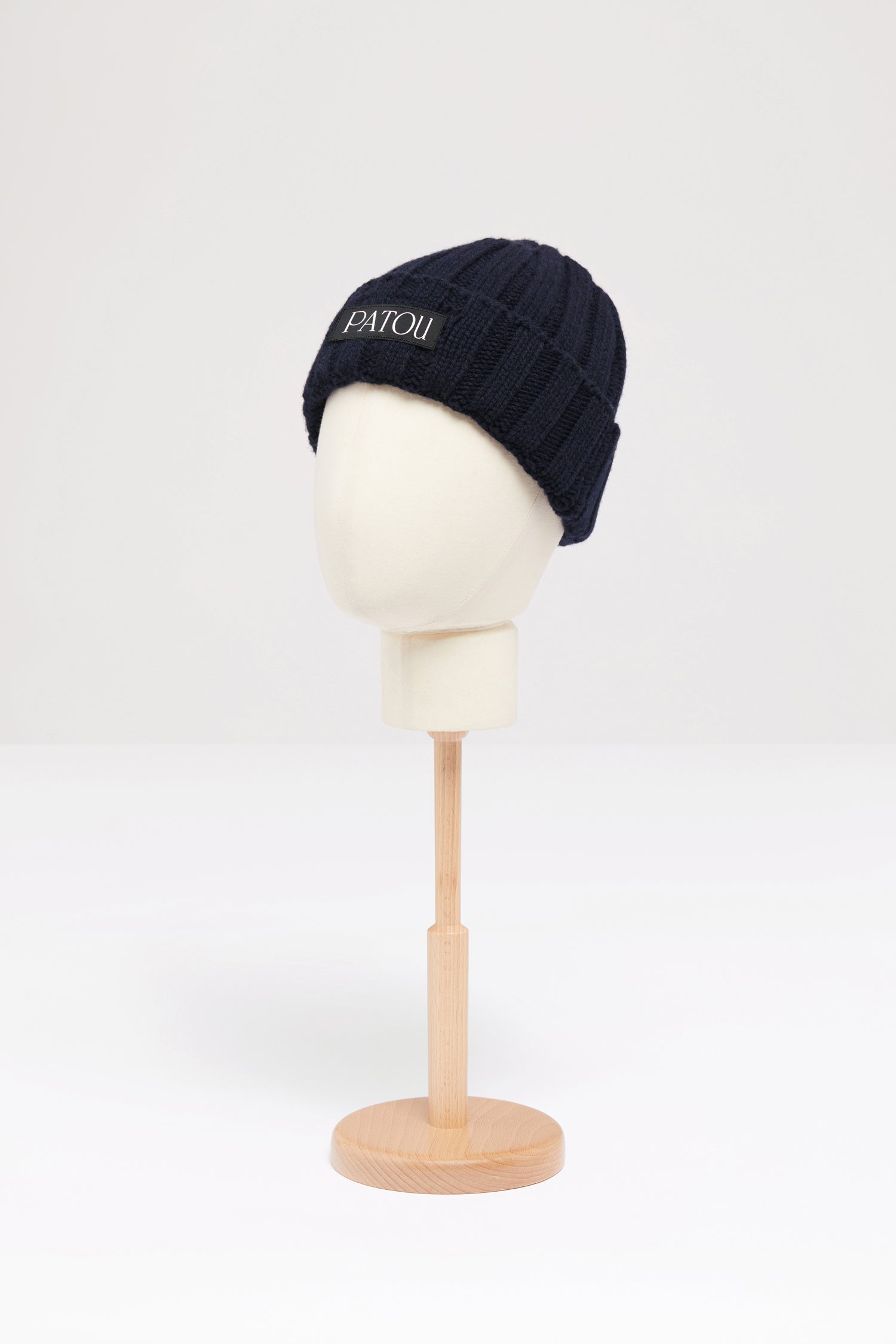 Patou - Cuffia in lana a cachemire a coste - Navy - L'accessorio Patou che scalda l'inverno.Cuffia in lana e cachemire blu scuro. Lavorazione a coste. Etichetta Patou.