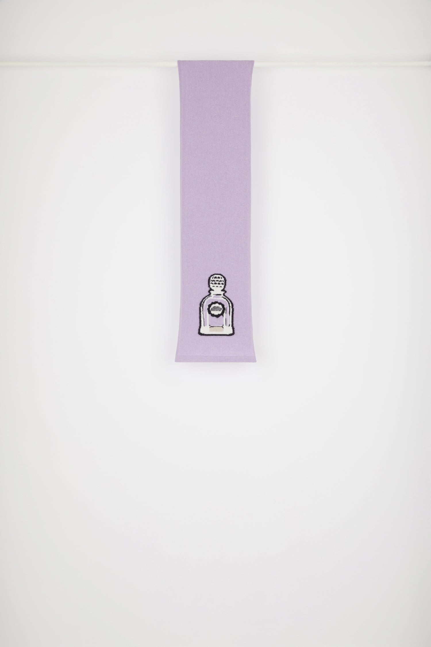 Patou - Sciarpa in lana con intarsio profumo - Lavender - Un accessorio immancabile che profuma di leggenda.Sciarpa in lana color lavanda. Profumo a intarsio ispirato agli archivi Jean Patou.