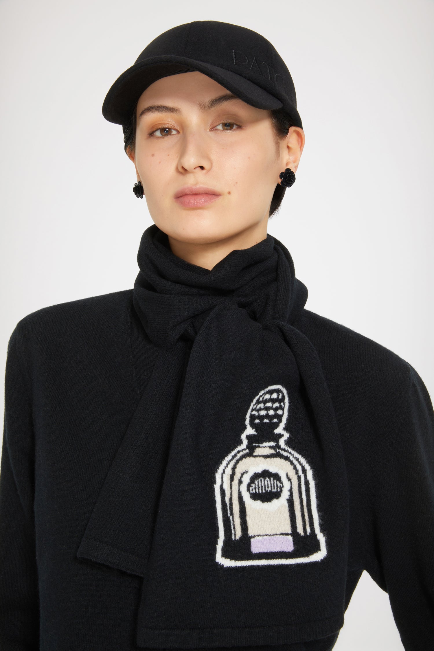 Patou - Sciarpa in lana con intarsio profumo - Black - Un accessorio immancabile che profuma di leggenda.Sciarpa in lana nera. Profumo a intarsio ispirato agli archivi Jean Patou.