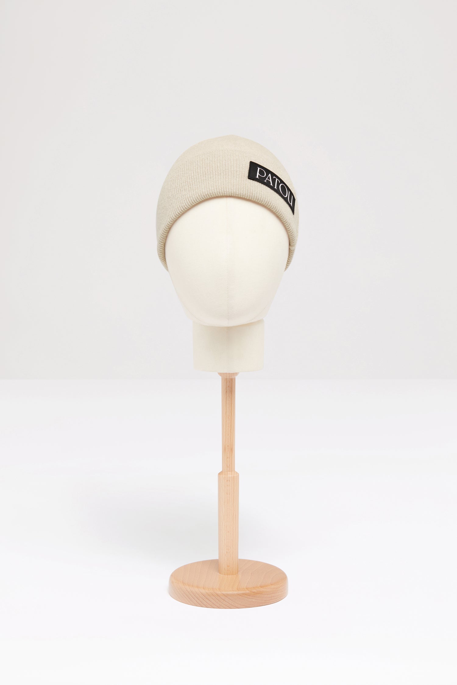 Patou - Cuffia in lana con intarsio profumo - Biscuit - Un accessorio immancabile che profuma di leggenda.Cuffia in lana beige biscotto. Profumo a intarsio ispirato agli archivi Jean Patou.