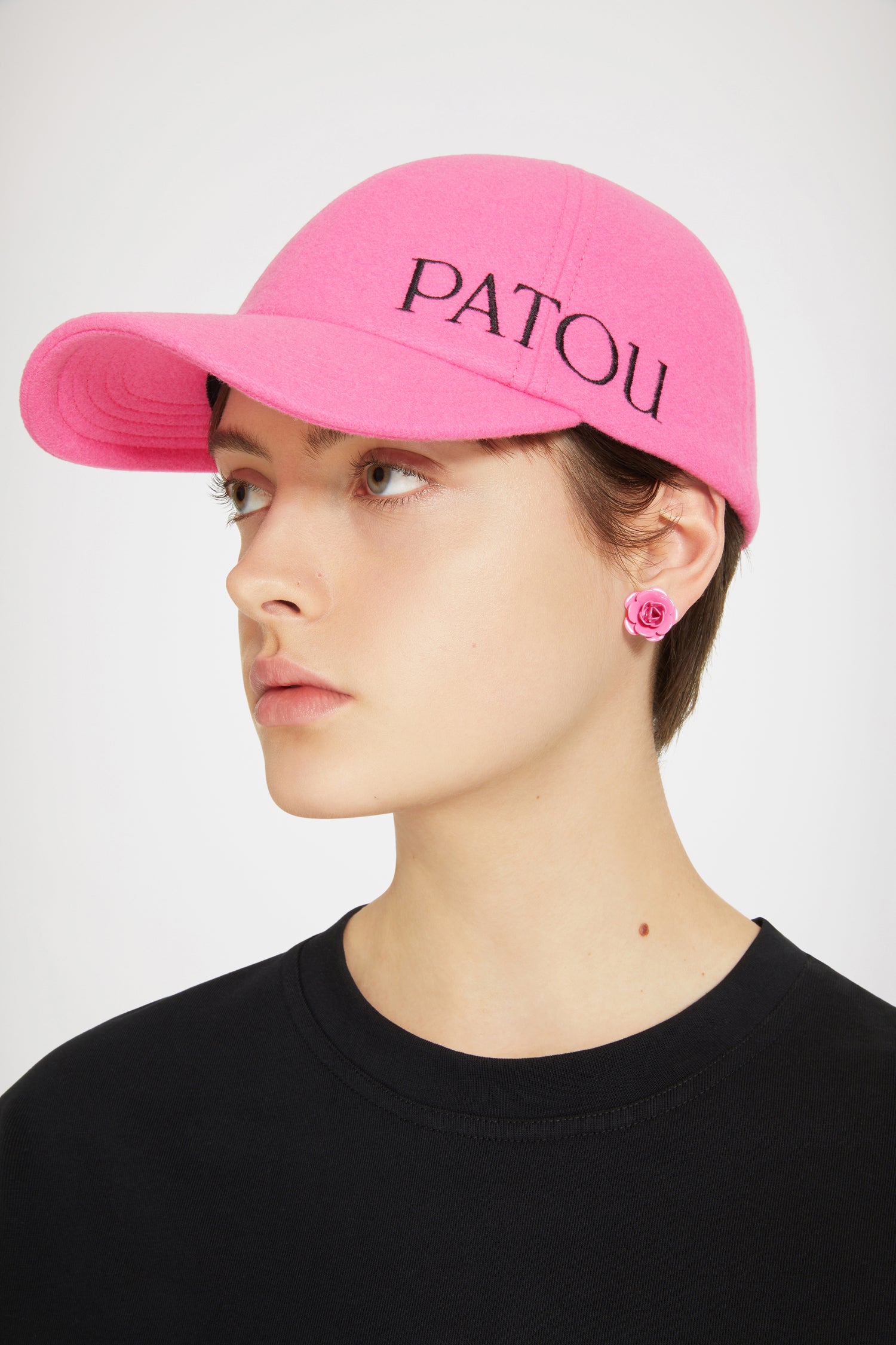 Patou - Bestickte Patou Filzkappe - Darling Pink - Hut ab vor dem neuesten unentbehrlichen Accessoire von Patou!Baseball-Kappe aus Filz in Lieblich-Rosa. Aufgesticktes Patou Logo in Schwarz an der Seite. Elastikband hinten.Größe XS: Umfang 56 cmGröße M: Umfang 58 cm