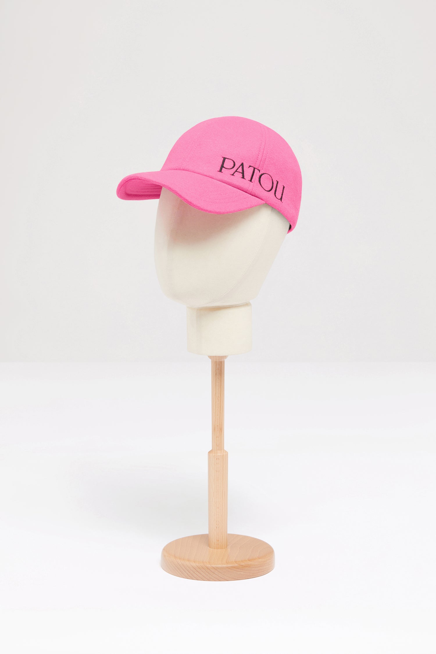 Patou - Bestickte Patou Filzkappe - Darling Pink - Hut ab vor dem neuesten unentbehrlichen Accessoire von Patou!Baseball-Kappe aus Filz in Lieblich-Rosa. Aufgesticktes Patou Logo in Schwarz an der Seite. Elastikband hinten.Größe XS: Umfang 56 cmGröße M: Umfang 58 cm