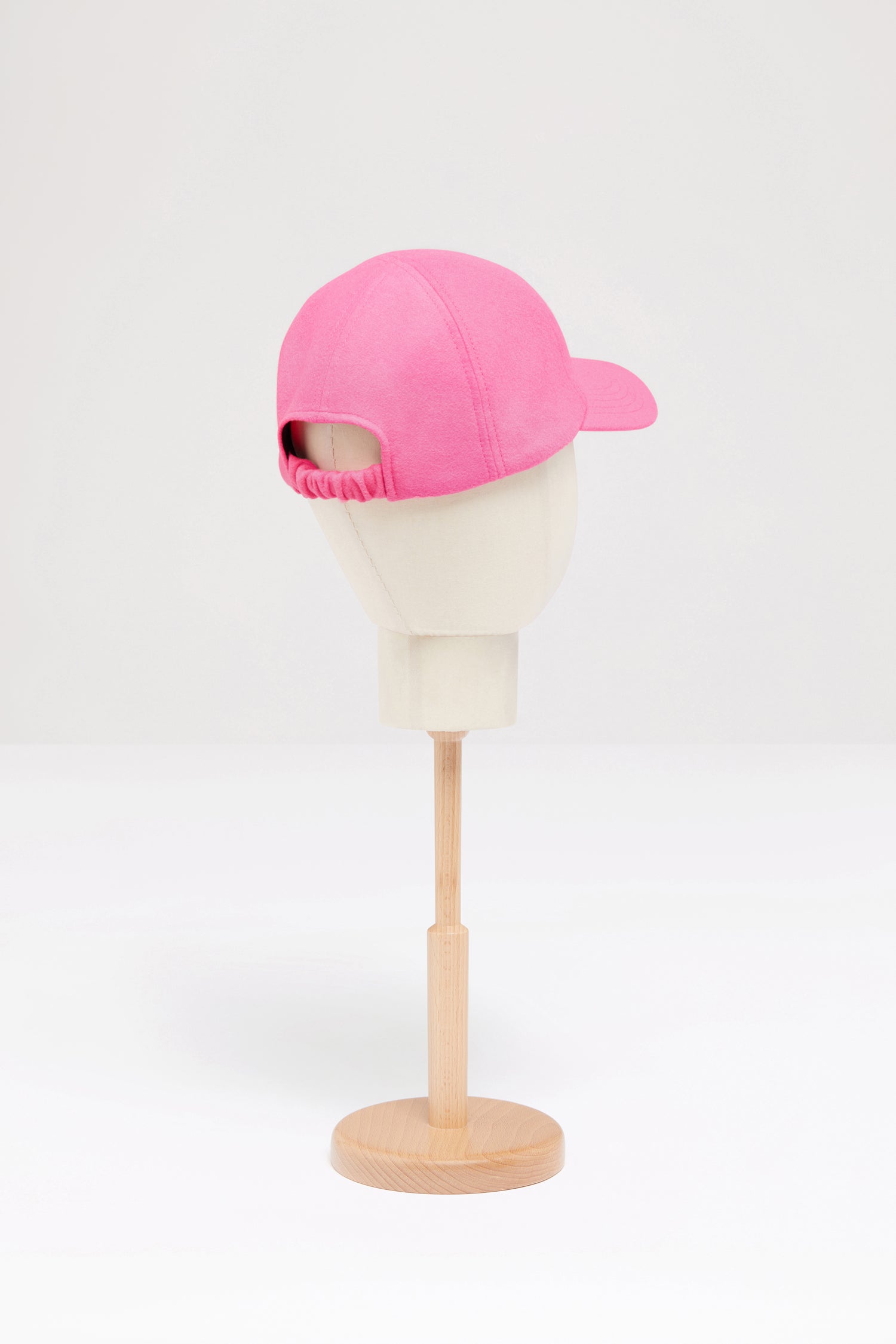 Patou - Bestickte Patou Filzkappe - Darling Pink - Hut ab vor dem neuesten unentbehrlichen Accessoire von Patou!Baseball-Kappe aus Filz in Lieblich-Rosa. Aufgesticktes Patou Logo in Schwarz an der Seite. Elastikband hinten.Größe XS: Umfang 56 cmGröße M: Umfang 58 cm