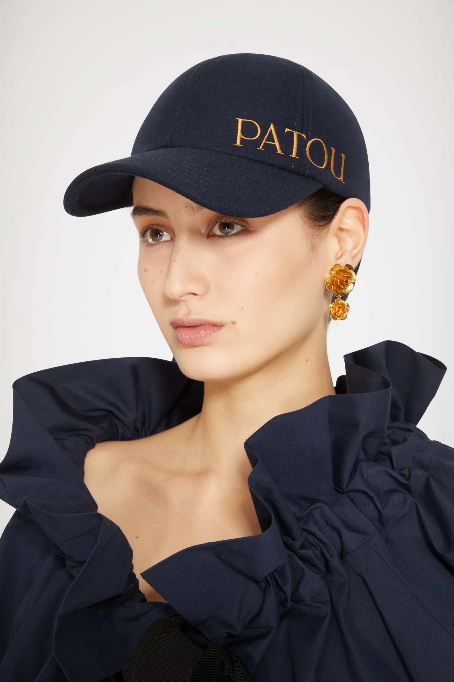 Patou - Cappellino Patou ricamato in lana e cachemire - Navy - Patou, cinque lettere da capogiro!Cappellino in feltro blu scuro. Logo Patou nero ricamato sul lato. Elastico sul retro.Circonferenza XS : 56 cmCirconferenza M : 58 cm