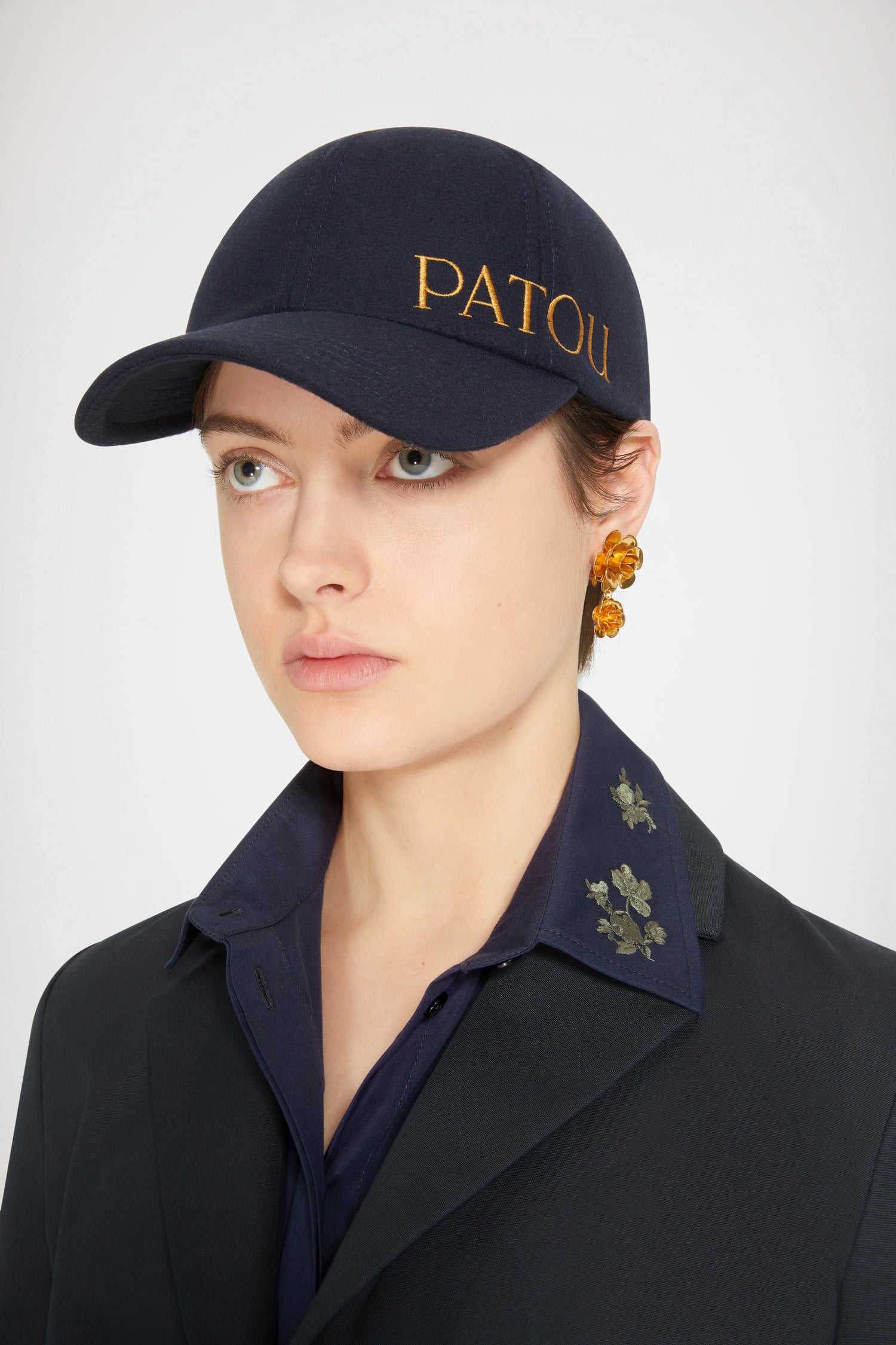 Patou - Cappellino Patou ricamato in lana e cachemire - Navy - Patou, cinque lettere da capogiro!Cappellino in feltro blu scuro. Logo Patou nero ricamato sul lato. Elastico sul retro.Circonferenza XS : 56 cmCirconferenza M : 58 cm