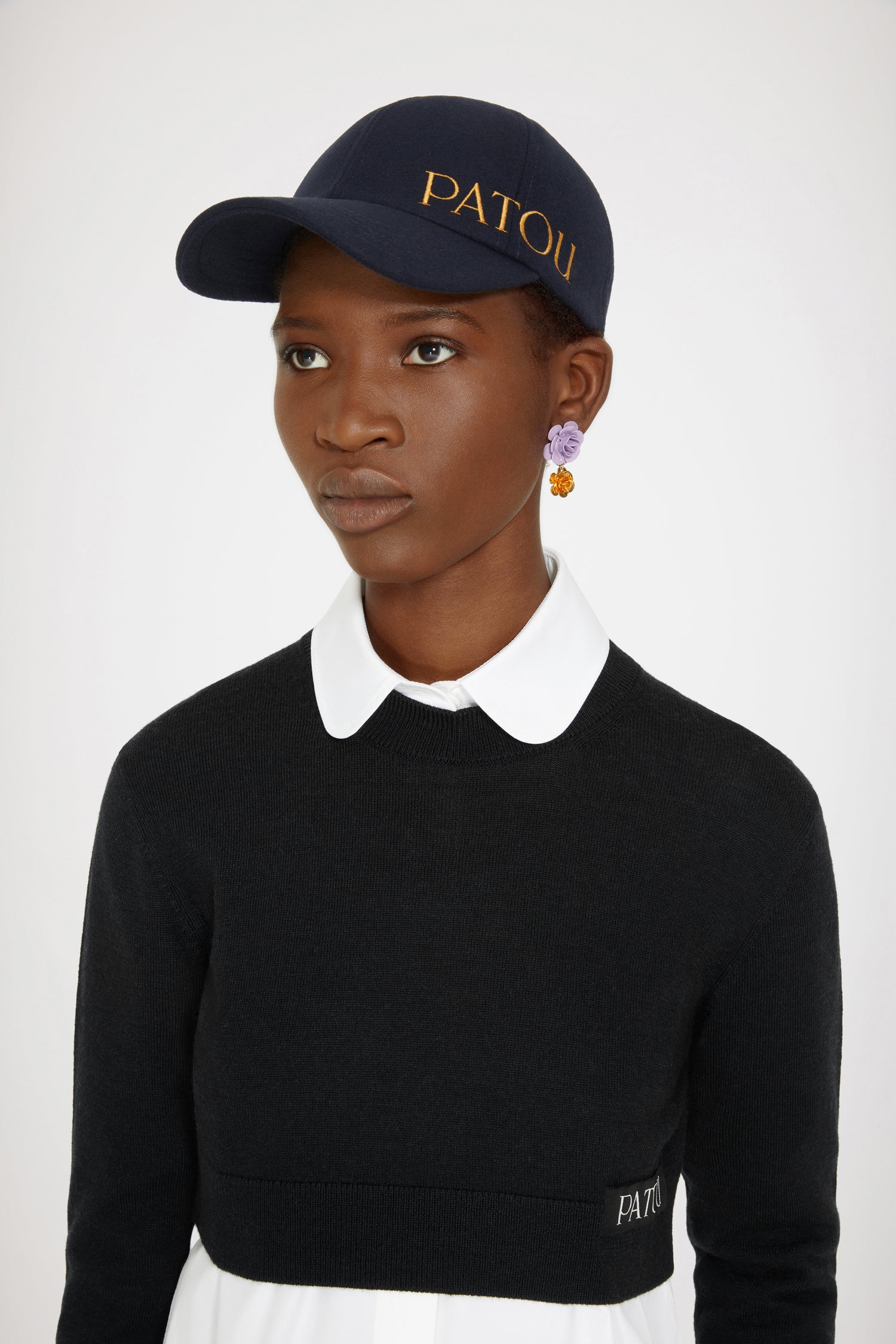 Patou - Cappellino Patou ricamato in lana e cachemire - Navy - Patou, cinque lettere da capogiro!Cappellino in feltro blu scuro. Logo Patou nero ricamato sul lato. Elastico sul retro.Circonferenza XS : 56 cmCirconferenza M : 58 cm