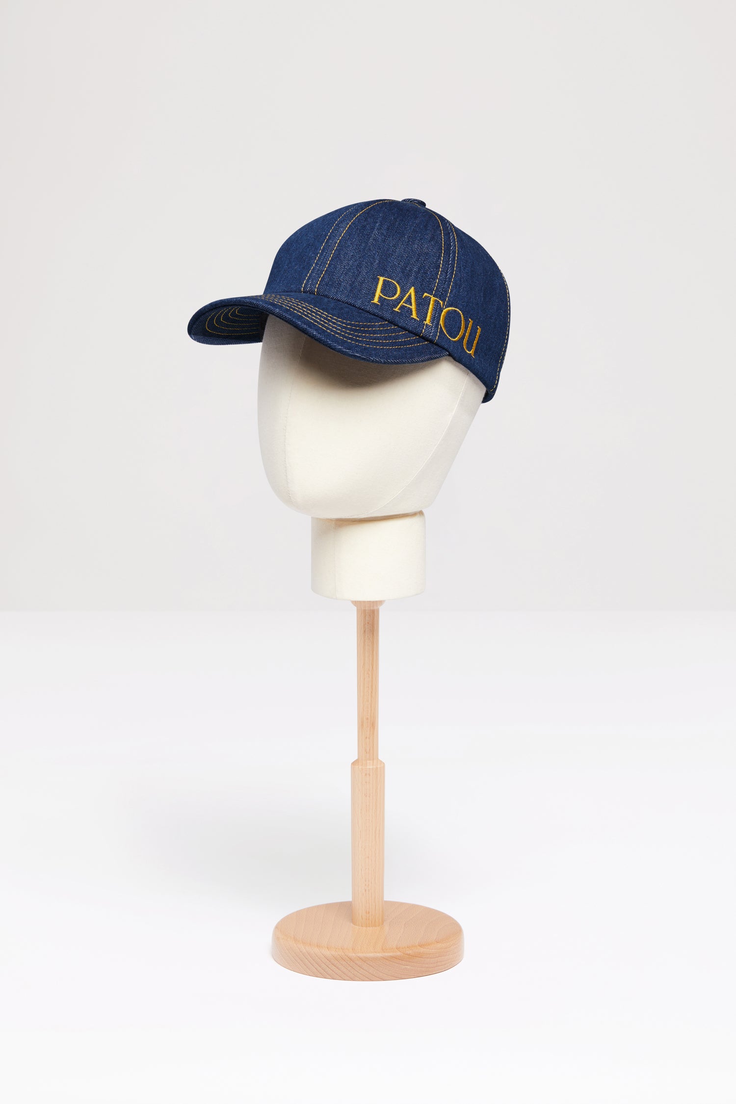 Patou - Casquette Patou en denim de coton bio - Rodeo Blue - Parlez-vous Patou ?Casquette en denim de coton bio bleu rodéo. Patou doré brodé sur le côté. Élastique à l'arrière. Modèle unisexe.Taille S : circonférence 55 cmTaille M : circonférence 57 cmTaille L : circonférence 59 cm
