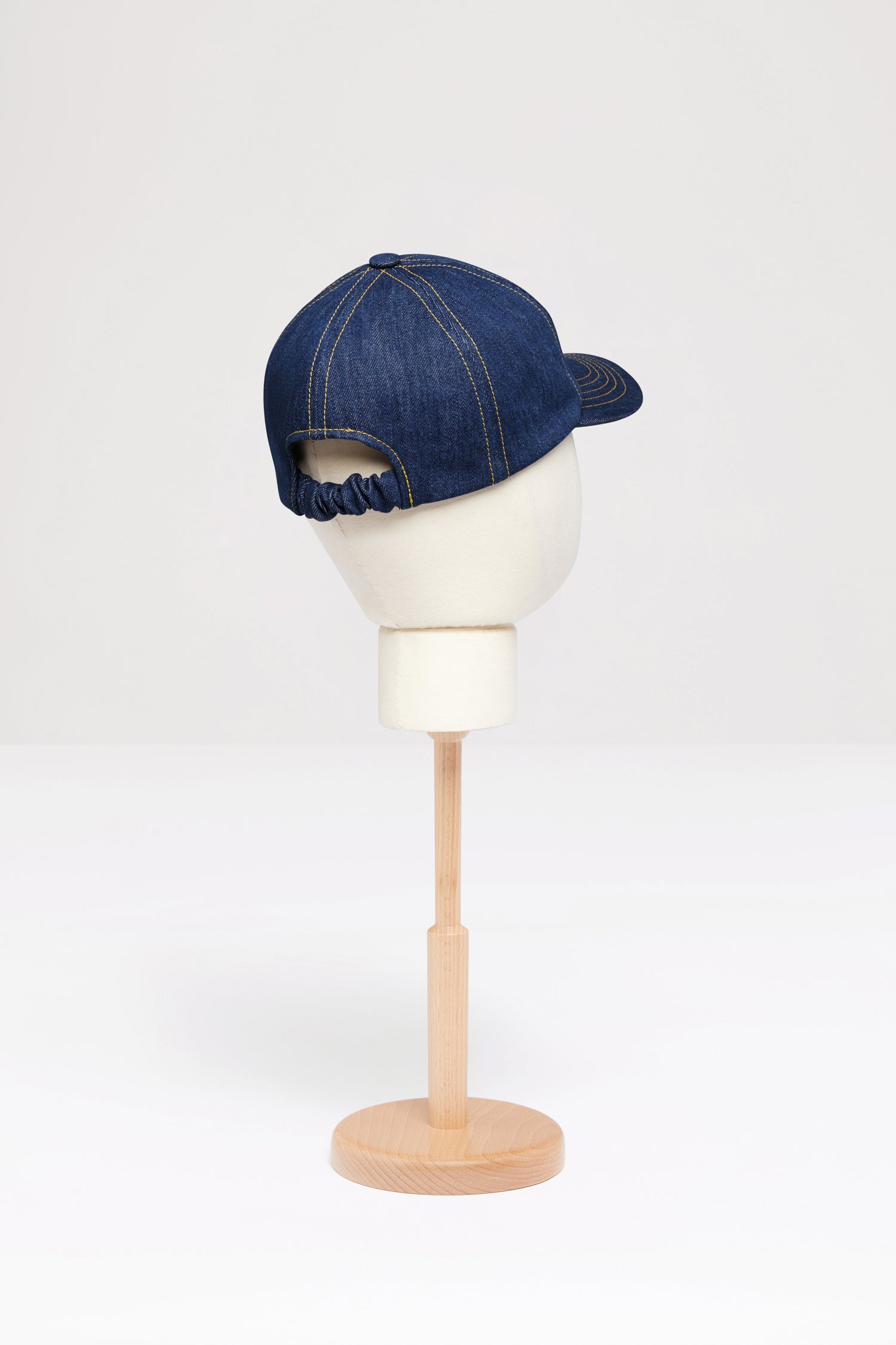 Patou - Casquette Patou en denim de coton bio - Rodeo Blue - Parlez-vous Patou ?Casquette en denim de coton bio bleu rodéo. Patou doré brodé sur le côté. Élastique à l'arrière. Modèle unisexe.Taille S : circonférence 55 cmTaille M : circonférence 57 cmTaille L : circonférence 59 cm