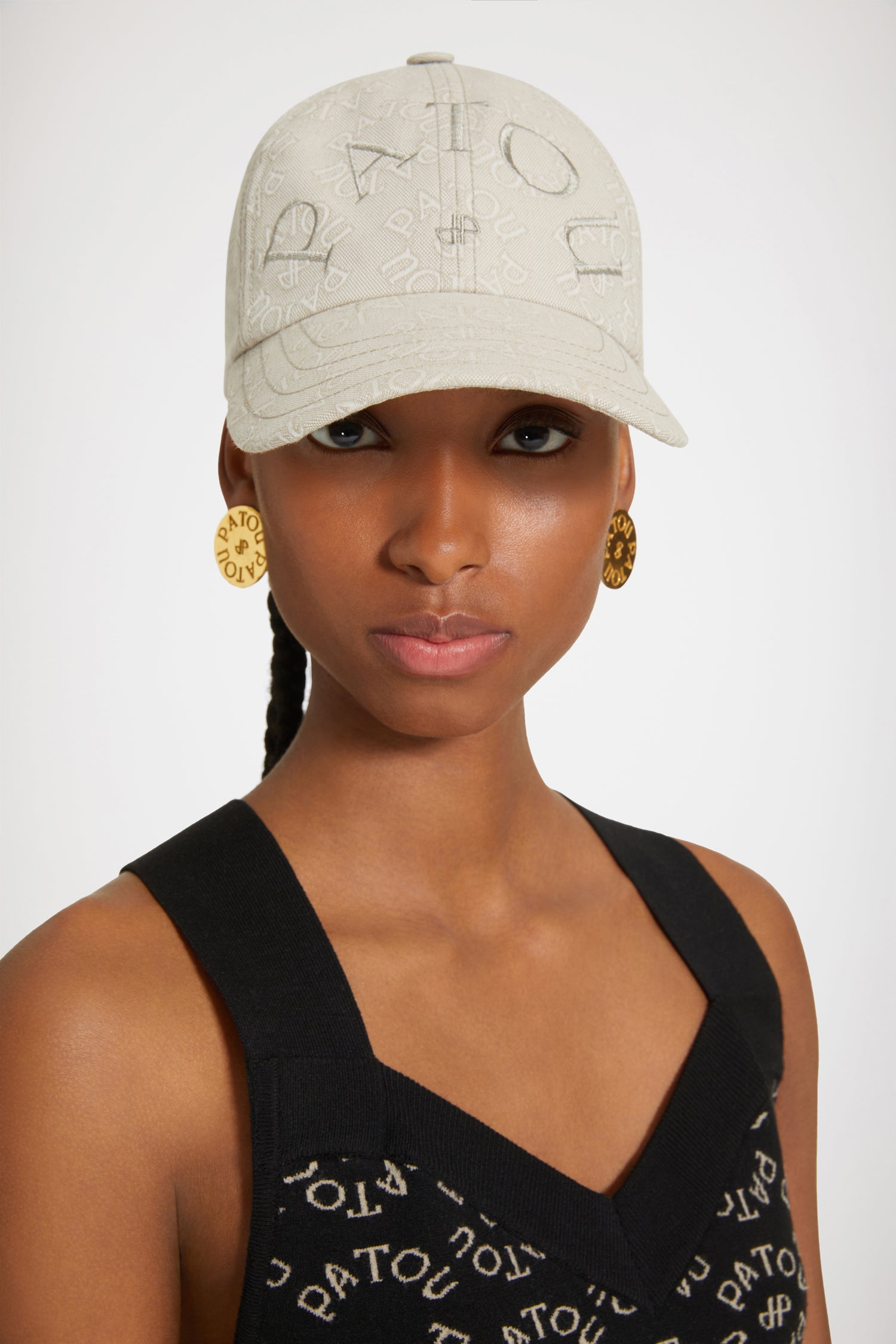 Patou - Patou cap in organic cotton jacquard - Medallion - Do you Patou?Organic cotton jacquard baseball hat. Seasonal Medallion pattern featuring the Patou lettering logo and JP monogram all over. Patou logo and monogram embroidered in grey at the front. Elasticated strap at the back. Unisex style. Comes in two sizes.Size XS: circumference 56 cmSize M: circumference 58 cm