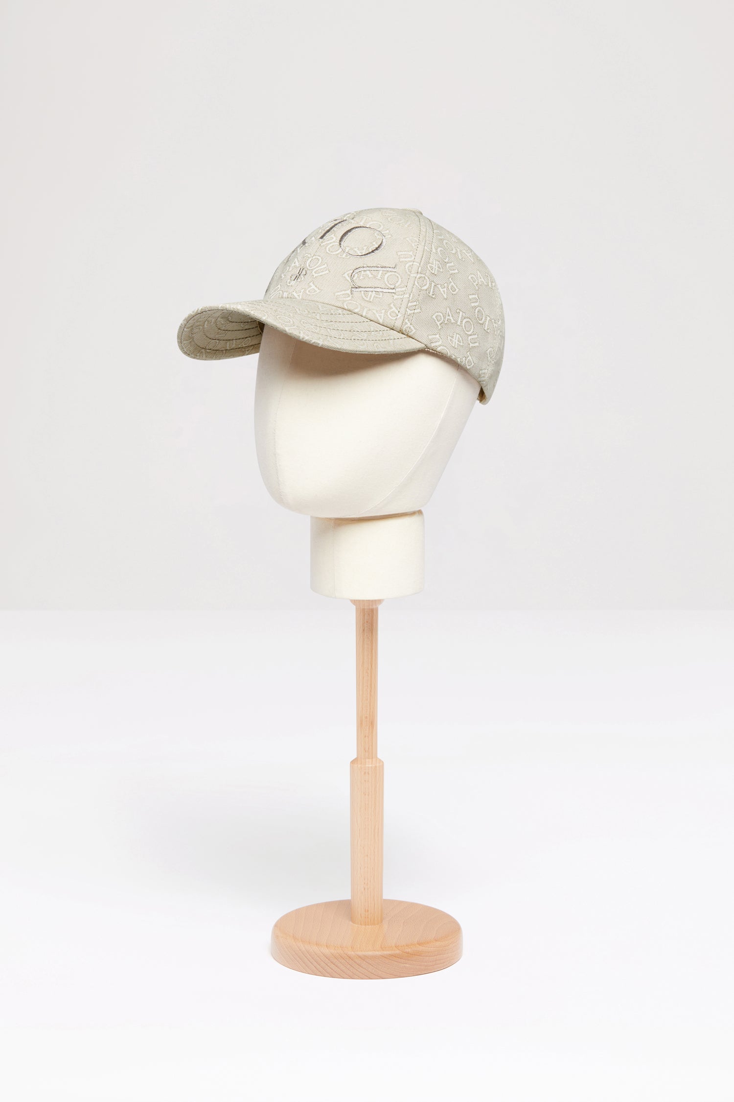 Patou - Patou cap in organic cotton jacquard - Medallion - Do you Patou?Organic cotton jacquard baseball hat. Seasonal Medallion pattern featuring the Patou lettering logo and JP monogram all over. Patou logo and monogram embroidered in grey at the front. Elasticated strap at the back. Unisex style. Comes in two sizes.Size XS: circumference 56 cmSize M: circumference 58 cm