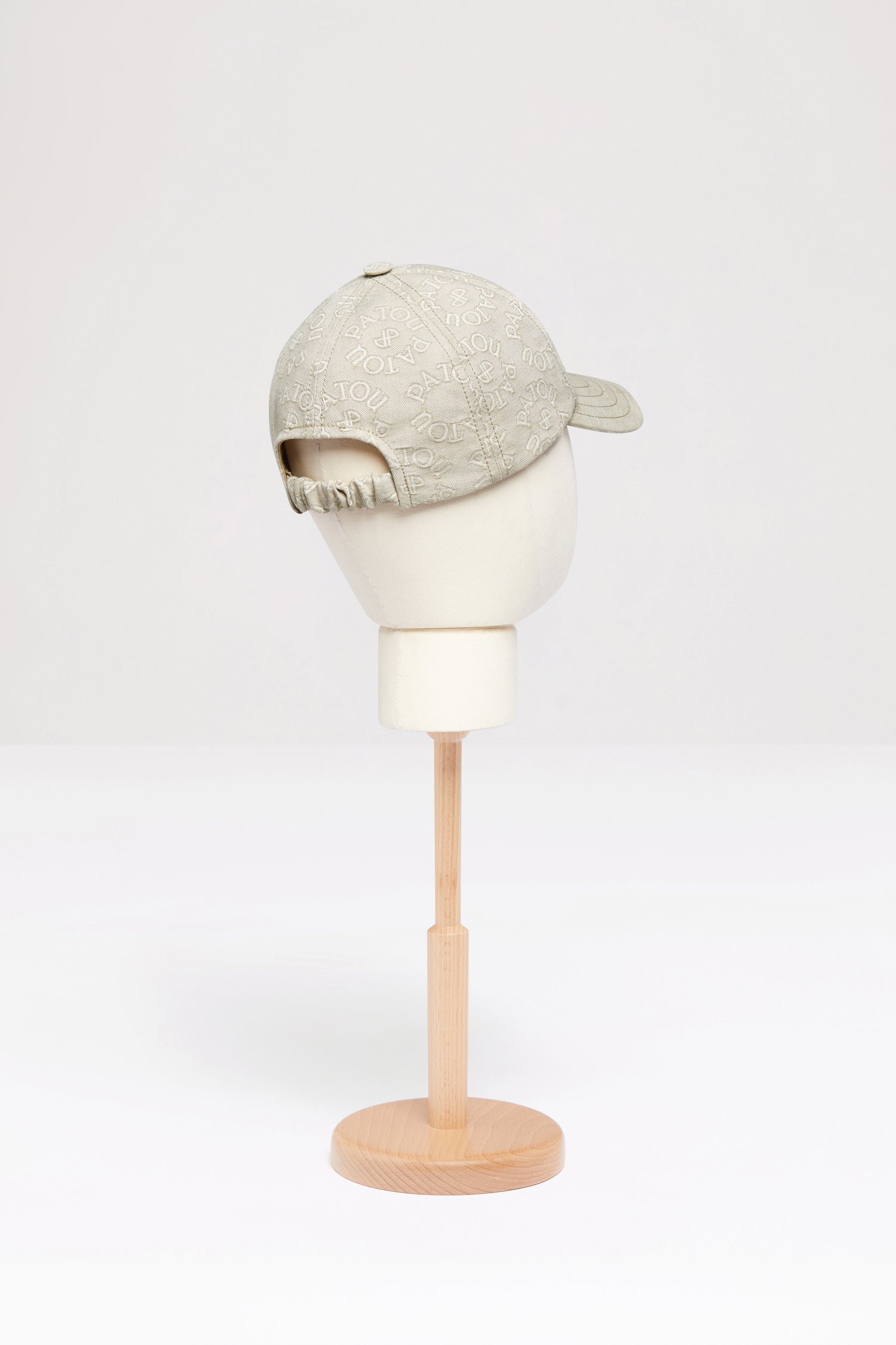 Patou - Patou cap in organic cotton jacquard - Medallion - Do you Patou?Organic cotton jacquard baseball hat. Seasonal Medallion pattern featuring the Patou lettering logo and JP monogram all over. Patou logo and monogram embroidered in grey at the front. Elasticated strap at the back. Unisex style. Comes in two sizes.Size XS: circumference 56 cmSize M: circumference 58 cm