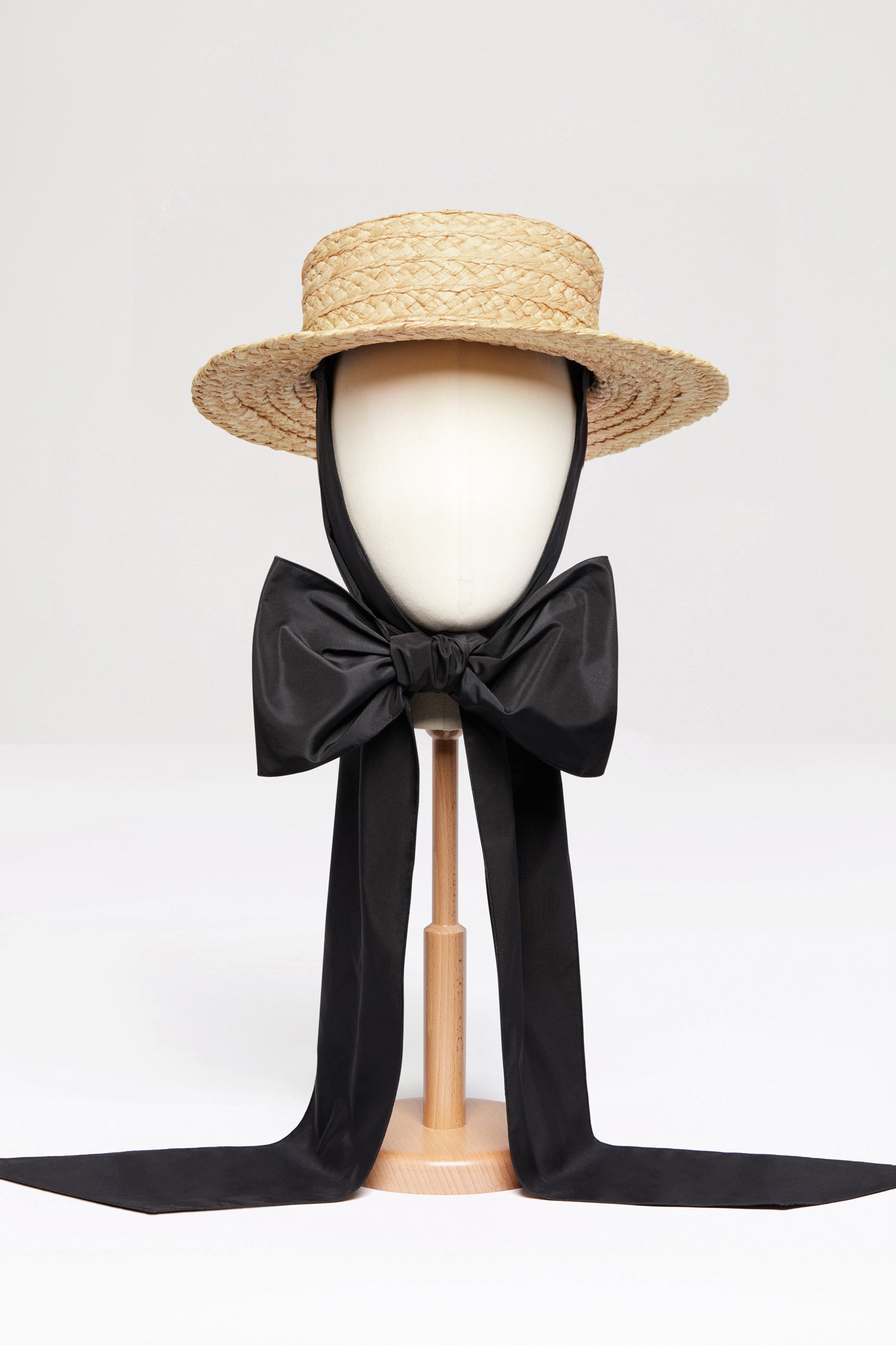 Patou - Canotier JP en raphia - Vanilla - Avez-vous vu le nouveau chapeau de Patou ?Chapeau en raphia naturel couleur vanille. Monogramme JP noir sur le dessus. Maxi noeud amovible en faille pouvant s'attacher sous le menton.