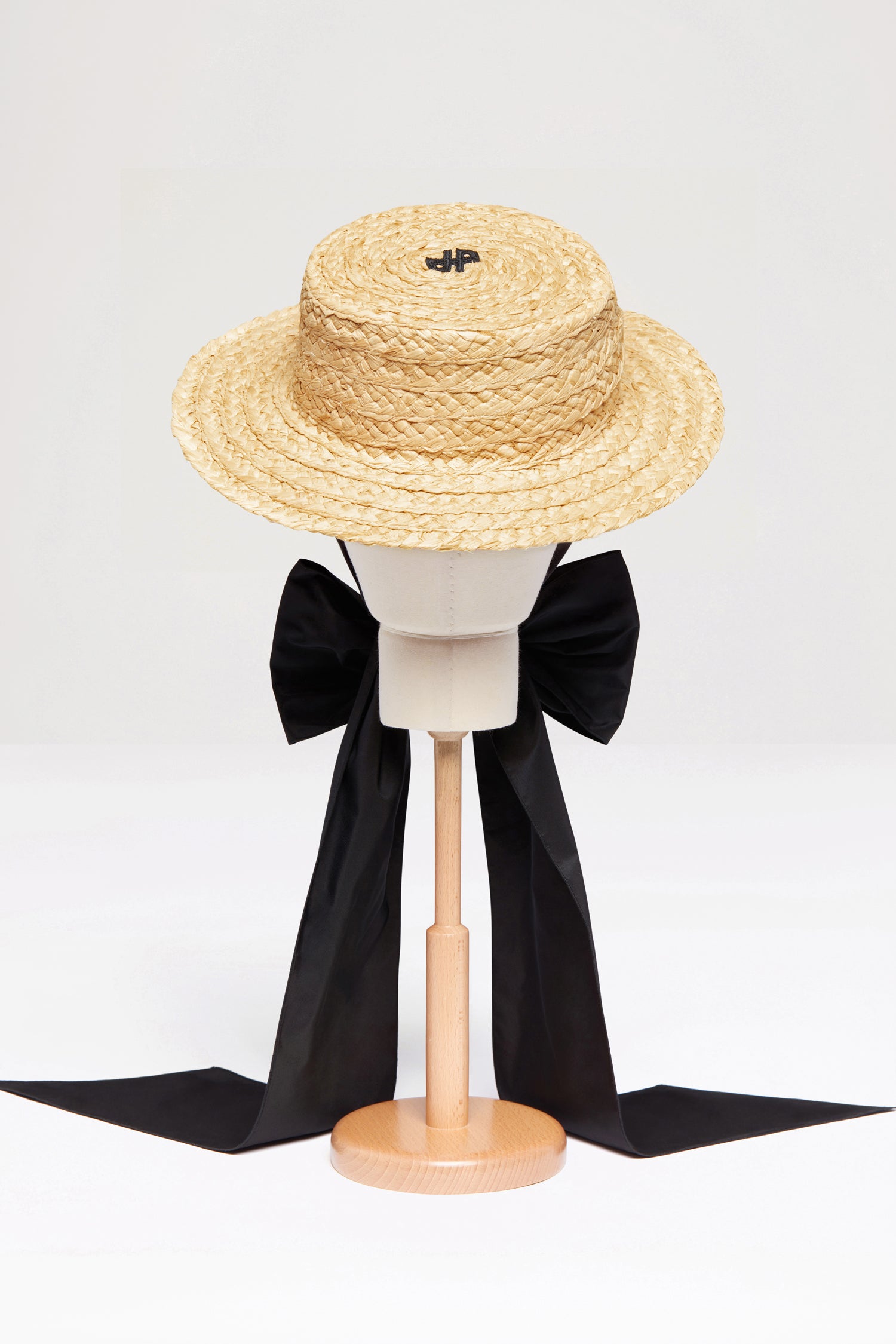 Patou - Canotier JP en raphia - Vanilla - Avez-vous vu le nouveau chapeau de Patou ?Chapeau en raphia naturel couleur vanille. Monogramme JP noir sur le dessus. Maxi noeud amovible en faille pouvant s'attacher sous le menton.