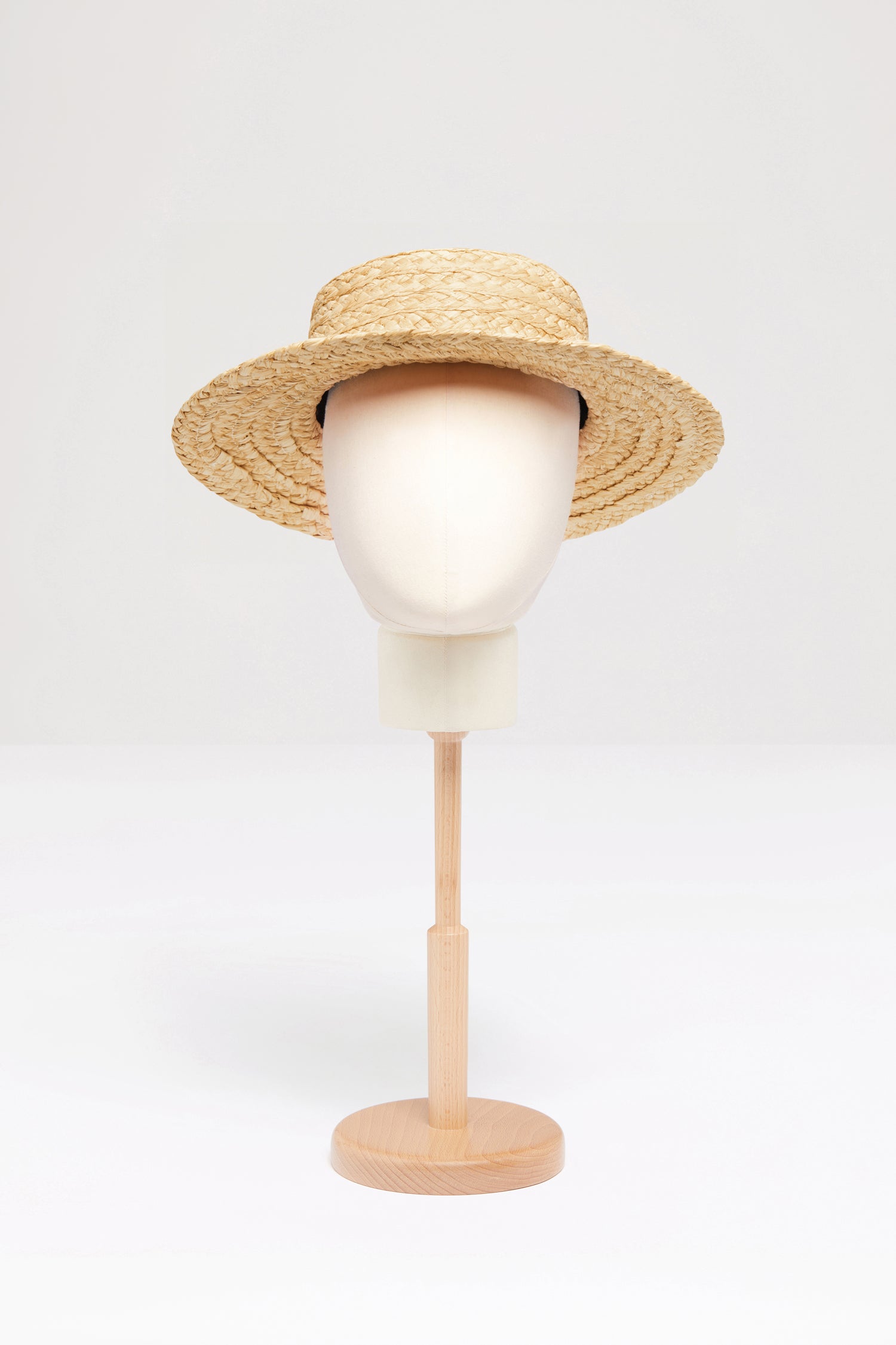 Patou - Canotier JP en raphia - Vanilla - Avez-vous vu le nouveau chapeau de Patou ?Chapeau en raphia naturel couleur vanille. Monogramme JP noir sur le dessus. Maxi noeud amovible en faille pouvant s'attacher sous le menton.
