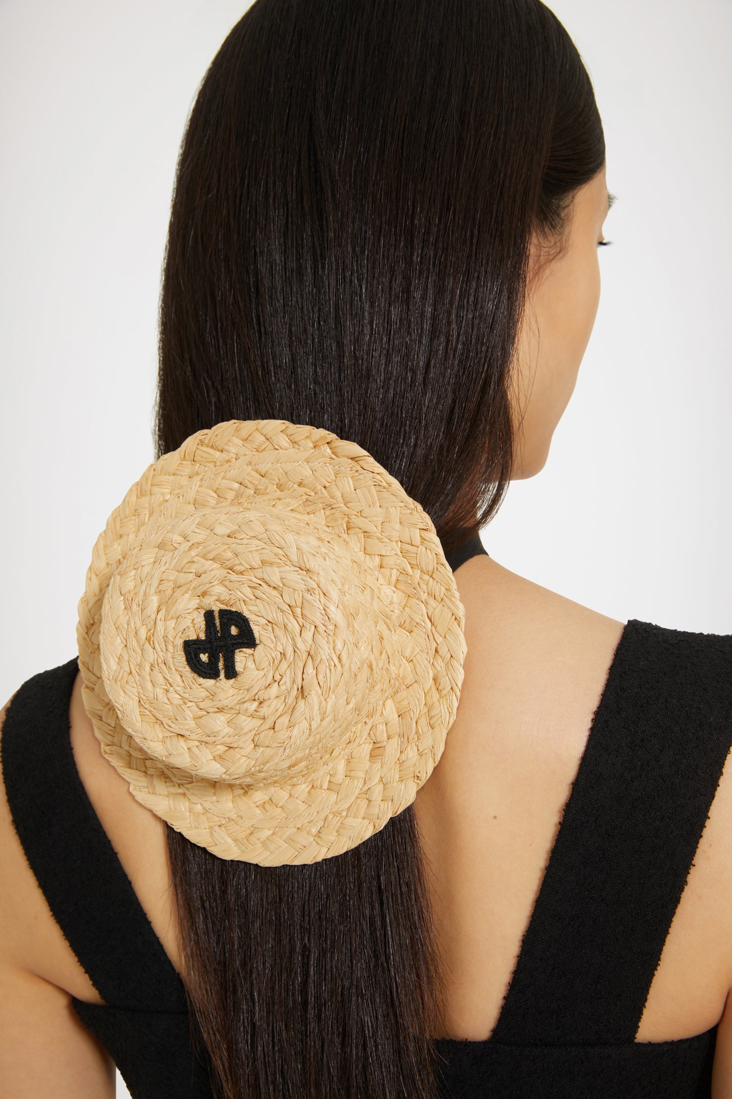 Patou - Paglietta JP mini in rafia - Vanilla - Un piccolo cappello dalla grande personalità.Cappello in rafia naturale color vangilia. Monogramma JP nero. Cinghia elastica.