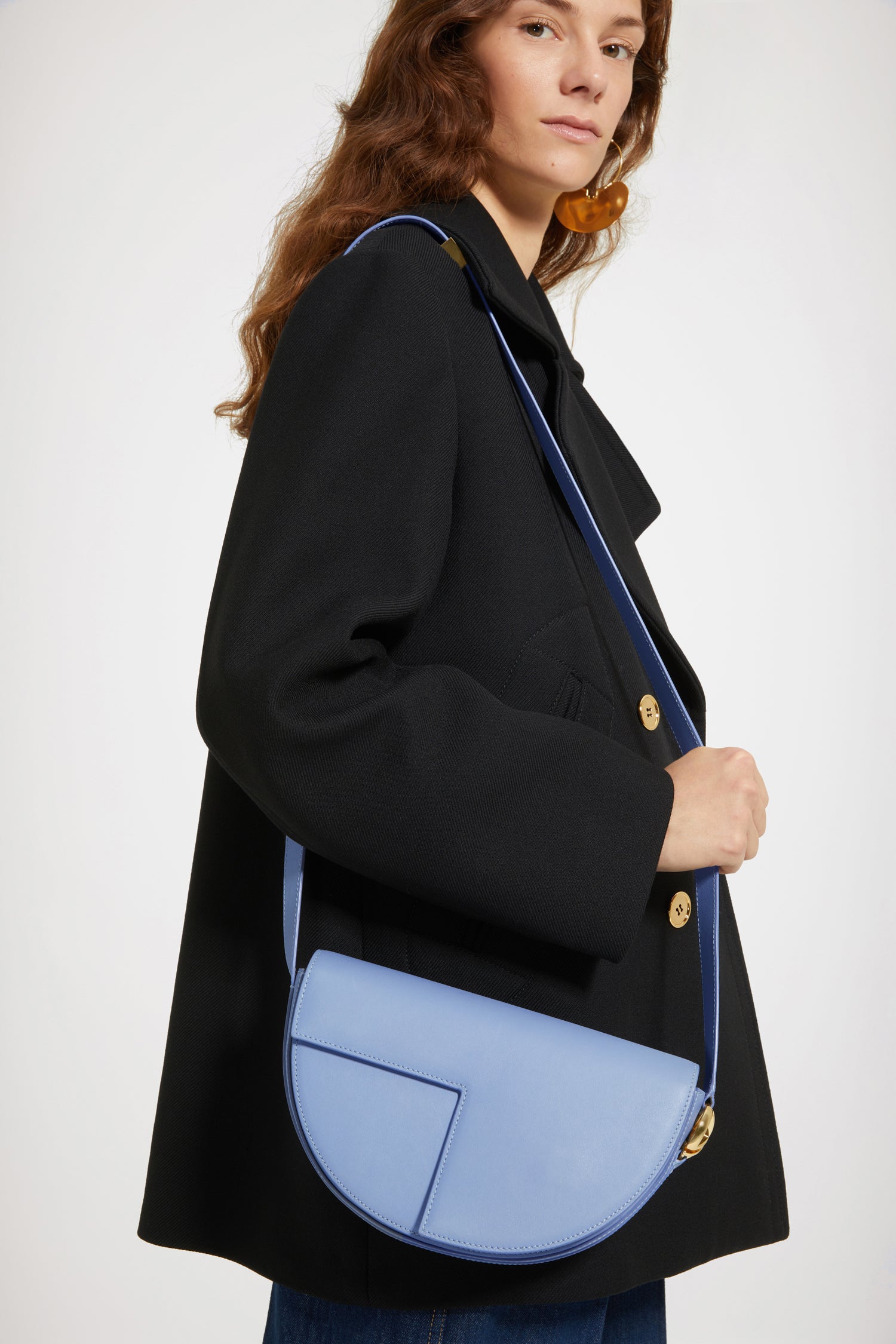 Patou - Le Patou - Aurora - Le Patou is out of the bag!Aurora light blue leather handbag. Crafted using unique materials sourced from unused high quality leather hides. 120 limited numbered edition. Half-circle shape with geometric cut-outs inspired by the JP monogram. Gold-tone hardware with JP monogram detail at the side. Adjustable strap that allows it to be worn on the shoulder, across the body or carried by hand. Magnetic closure with gold-tone JP detail. Multiple compartments inside.Measures: 25cm long, 15cm high and 6cm deep3 lengths for the adjustable strap: 47 cm (on the shoulder), 36 cm (across the body), 28 cm (carried by hand).