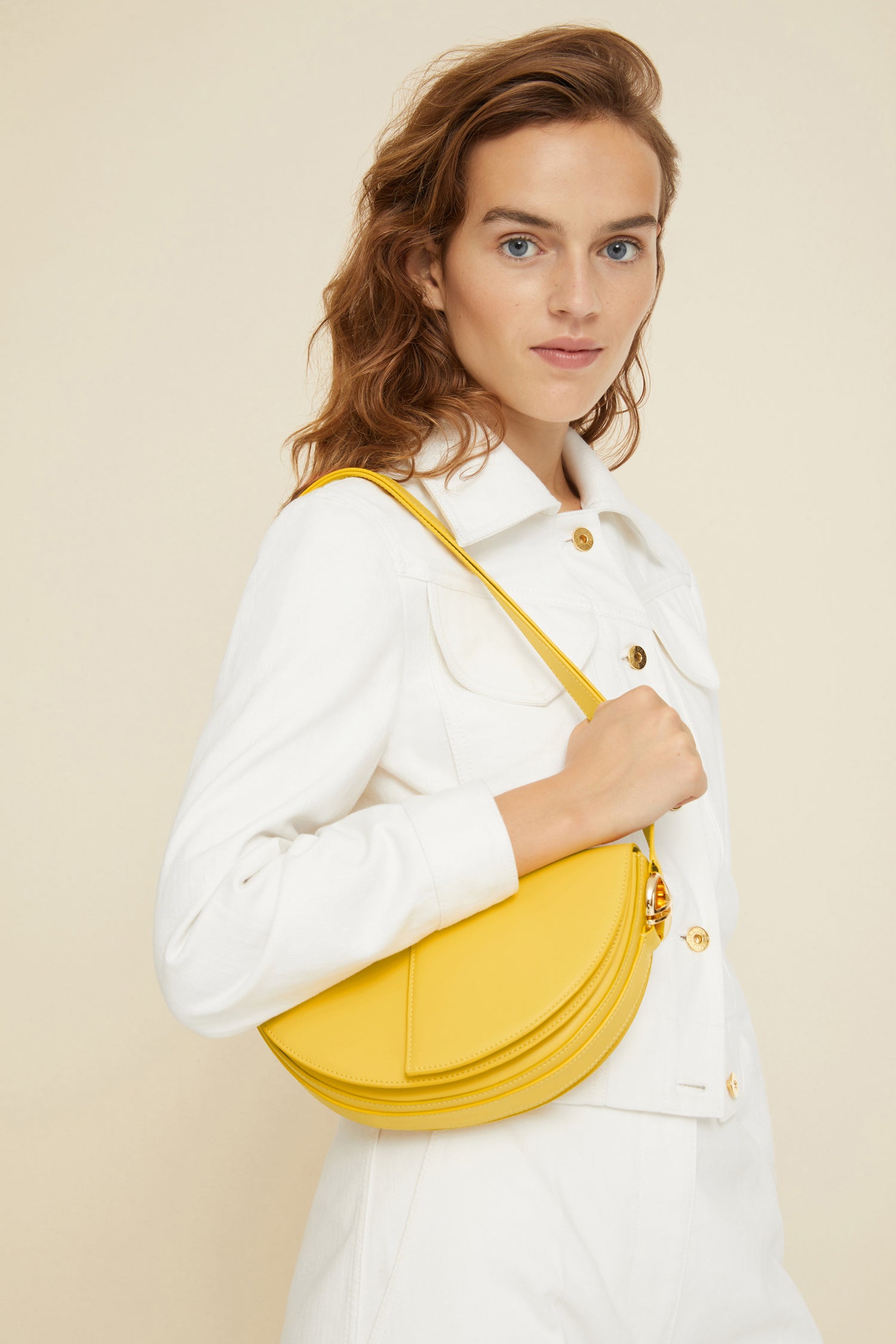 Patou - Borsa Le Patou - Sun - Conosci Le Patou? La nuova borsa cult in tutti i colori che ami di più.Borsa in pelle giallo sole. Realizzata con pellami recuperati dal ciclo di produzione. Edizione limitata e numerata di 60 esemplari. Forma a mezzaluna con tagli geometrici ispirati al monogramma JP. Dettagli in metallo oro con monogramma JP ispirato a una spilla dell'archivio Jean Patou. Tracolla regolabile che permette di indossarla in più modi: in spalla, crossbody o a mano. Chiusura magnetica con dettaglio JP oro. Compartimenti interni multipli. Fodera: pelle scamosciata.Dimensioni : lunghezza 25 cm, altezza 15 cm, larghezza 6 cmTracolla regolabile con tre lunghezze: 47 cm (sulla spalla), 36 cm (crossbody), 28 cm (a mano)