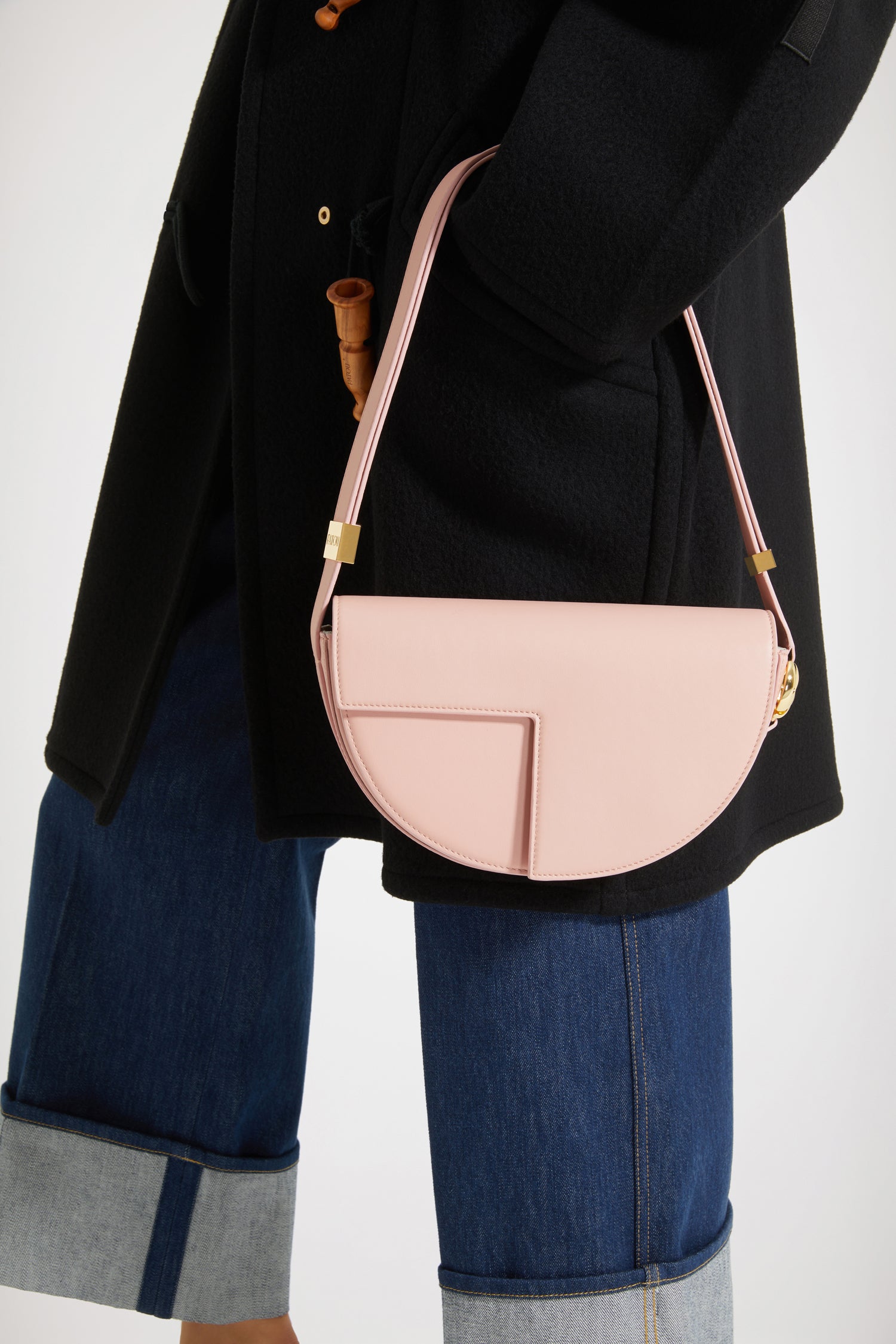Patou - Le Patou bag - Powdery Pink - Le Patou is out of the bag!Powdery pink leather handbag. Crafted using unique materials sourced from unused high quality leather hides. 60 limited numbered edition. Half-circle shape with geometric cut-outs inspired by the JP monogram. Gold-tone hardware with JP monogram detail at the side. Adjustable strap that allows it to be worn on the shoulder, across the body or carried by hand. Magnetic closure with gold-tone JP detail. Multiple compartments inside. Measures: 25cm long, 15cm high and 6cm deep3 lengths for the adjustable strap: 47 cm (on the shoulder), 36 cm (across the body), 28 cm (carried by hand)