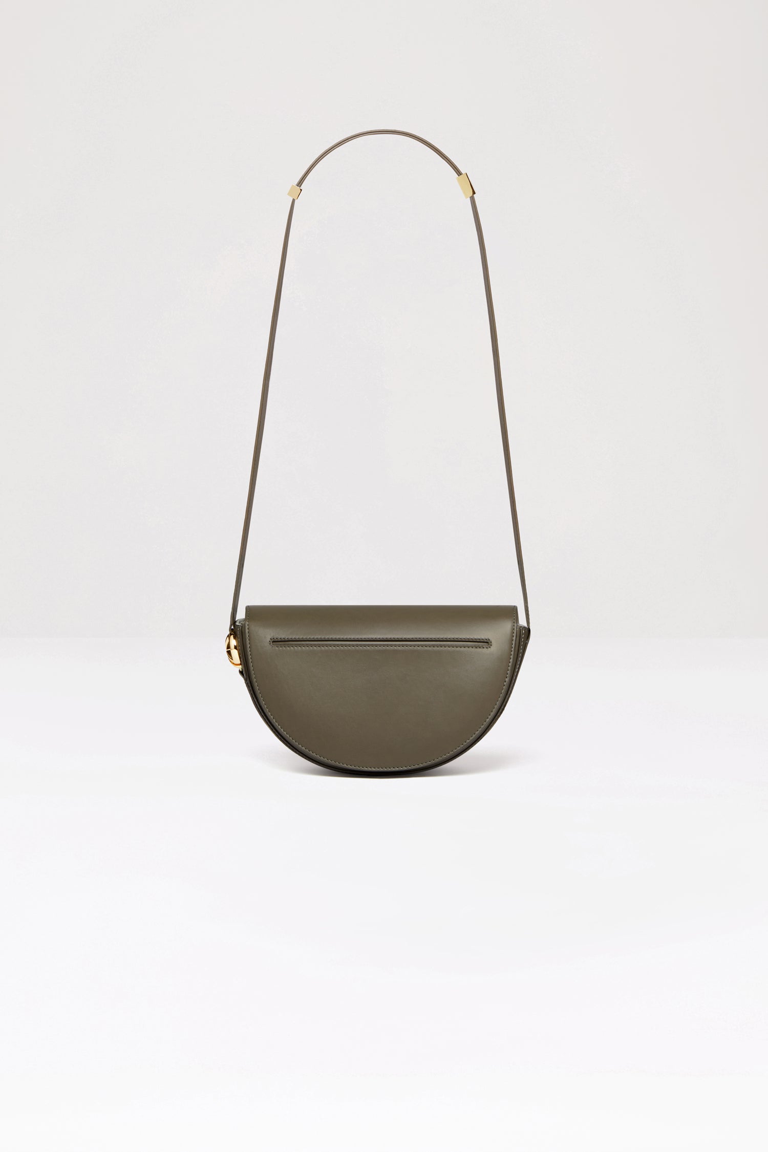 Patou - Le Patou バッグ - Winter Moss - バッグを超えたパトゥ バッグ!ウィンターモスグリーンのレザーハンドバッグ。未使用レザーから持続可能な方法により調達した独自の素材で作られた限定エディション。番号入り40 点限定エディション。JPモノグラムにインスピレーションを得た幾何学的なカットアウトをあしらった半円形のフォルム。サイドにゴールドトーンのメタルパーツとJPモノグラム ディテール。調整可能なストラップで、ショルダーバッグ、クロスボディバッグ、ハンドバッグとしてお使いいただけます。ゴールドトーンのJPディテールをあしらったマグネットクロージャー。内部に複数のコンパートメント。エコライニング。長さ: 25 cm高さ: 15 cm幅:6 cmストラップの長さは3段階で調節可能:47 cm (ショルダー)、36 cm (クロスボディ)、28 cm (ハンド)