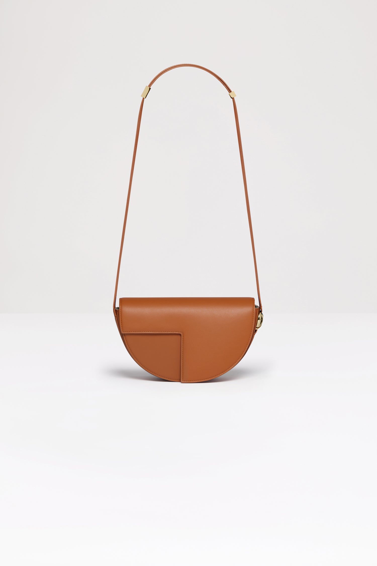 Patou - Borsa Le Patou - Saffron Clay - Conosci Le Patou? La nuova borsa cult in tutti i colori che ami di più.Borsa in pelle color argilla zafferano.Realizzata con pellami recuperati dal ciclo di produzione. Edizione limitata e numerata di 200 esemplari. Forma a mezzaluna con tagli geometrici ispirati al monogramma JP. Pezzi in metallo oro con dettaglio JP ispirato a una spilla dell'archivio Jean Patou. Tracolla regolabile che permette di indossarla in più modi: in spalla, crossbody o a mano. Chiusura magnetica con dettaglio JP oro. Compartimenti interni multipli. Fodera in eco camoscio.Dimensioni : lunghezza: 25 cm; altezza: 15 cm; larghezza: 6 cmTracolla regolabile con tre lunghezze: 47 cm (sulla spalla), 36 cm (crossbody), 28 cm (a mano).