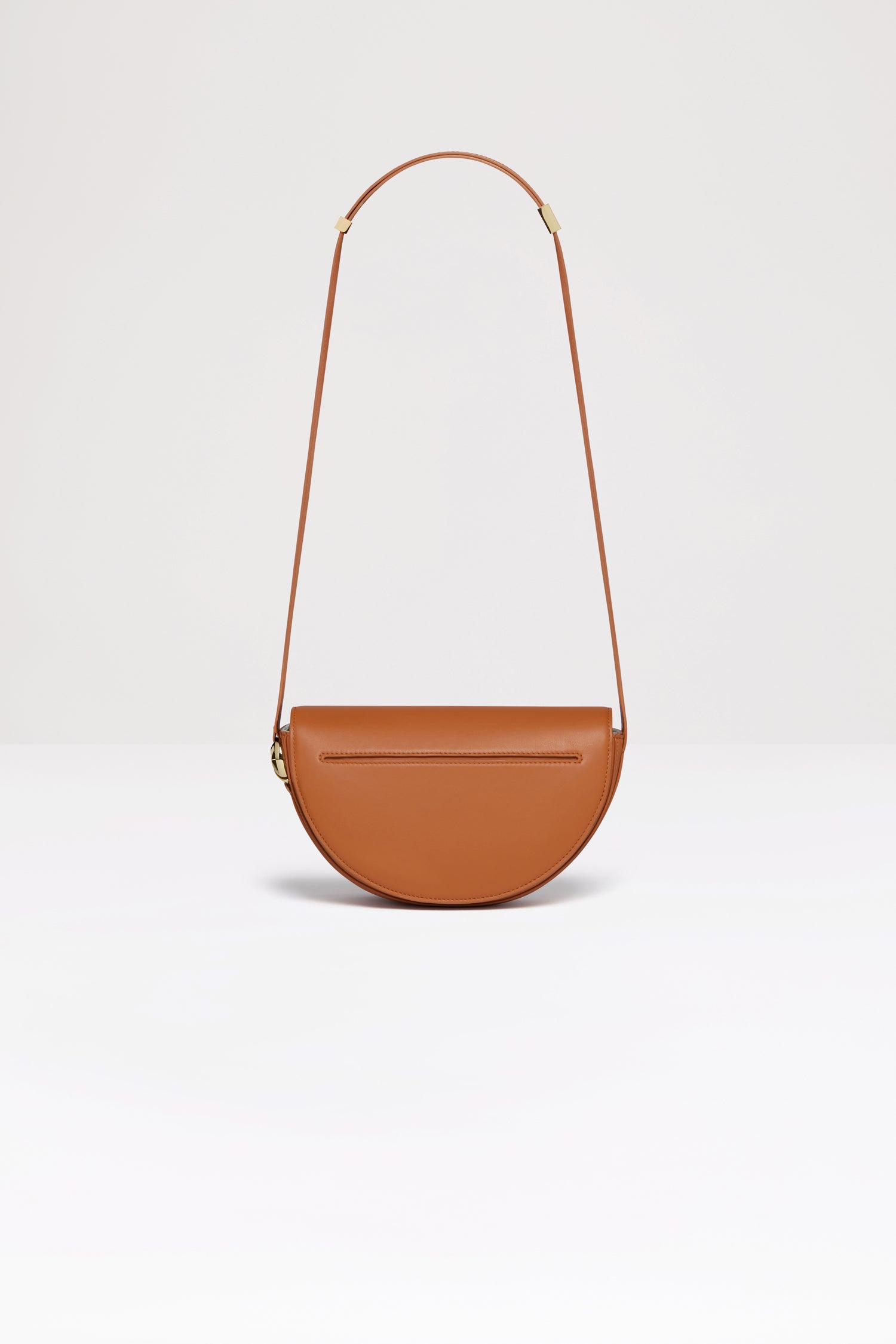 Patou - Borsa Le Patou - Saffron Clay - Conosci Le Patou? La nuova borsa cult in tutti i colori che ami di più.Borsa in pelle color argilla zafferano.Realizzata con pellami recuperati dal ciclo di produzione. Edizione limitata e numerata di 200 esemplari. Forma a mezzaluna con tagli geometrici ispirati al monogramma JP. Pezzi in metallo oro con dettaglio JP ispirato a una spilla dell'archivio Jean Patou. Tracolla regolabile che permette di indossarla in più modi: in spalla, crossbody o a mano. Chiusura magnetica con dettaglio JP oro. Compartimenti interni multipli. Fodera in eco camoscio.Dimensioni : lunghezza: 25 cm; altezza: 15 cm; larghezza: 6 cmTracolla regolabile con tre lunghezze: 47 cm (sulla spalla), 36 cm (crossbody), 28 cm (a mano).