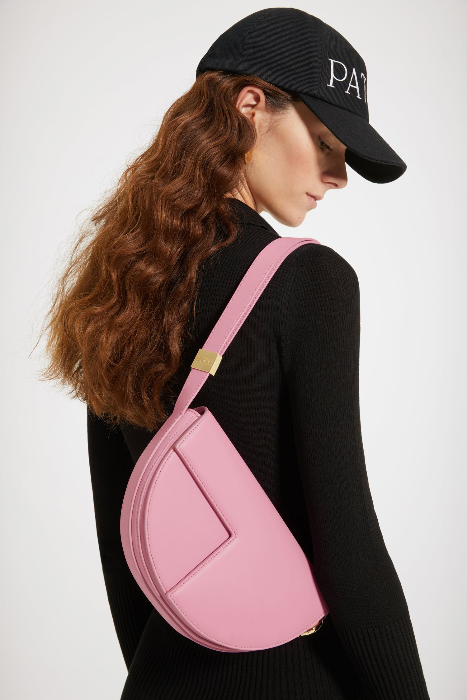 Patou - Le Patou バッグ - Orchid - バッグを超えたパトゥ バッグ!オーキッドピンクのレザーハンドバッグ。未使用レザーから持続可能な方法により調達した独自の素材で作られた限定エディション。番号入り60点限定エディション。JPモノグラムにインスピレーションを得た幾何学的なカットアウトをあしらった半円形のフォルム。サイドにゴールドトーンのメタルパーツとJPモノグラム ディテール。調整可能なストラップで、ショルダーバッグ、クロスボディバッグ、ハンドバッグとしてお使いいただけます。ゴールドトーンのJPディテールをあしらったマグネットクロージャー。内部に複数のコンパートメント。長さ: 25 cm 高さ:15 cm 幅:6 cmストラップの長さは3段階で調節可能:47 cm (ショルダー)、36 cm (クロスボディ)、28 cm (ハンド)。