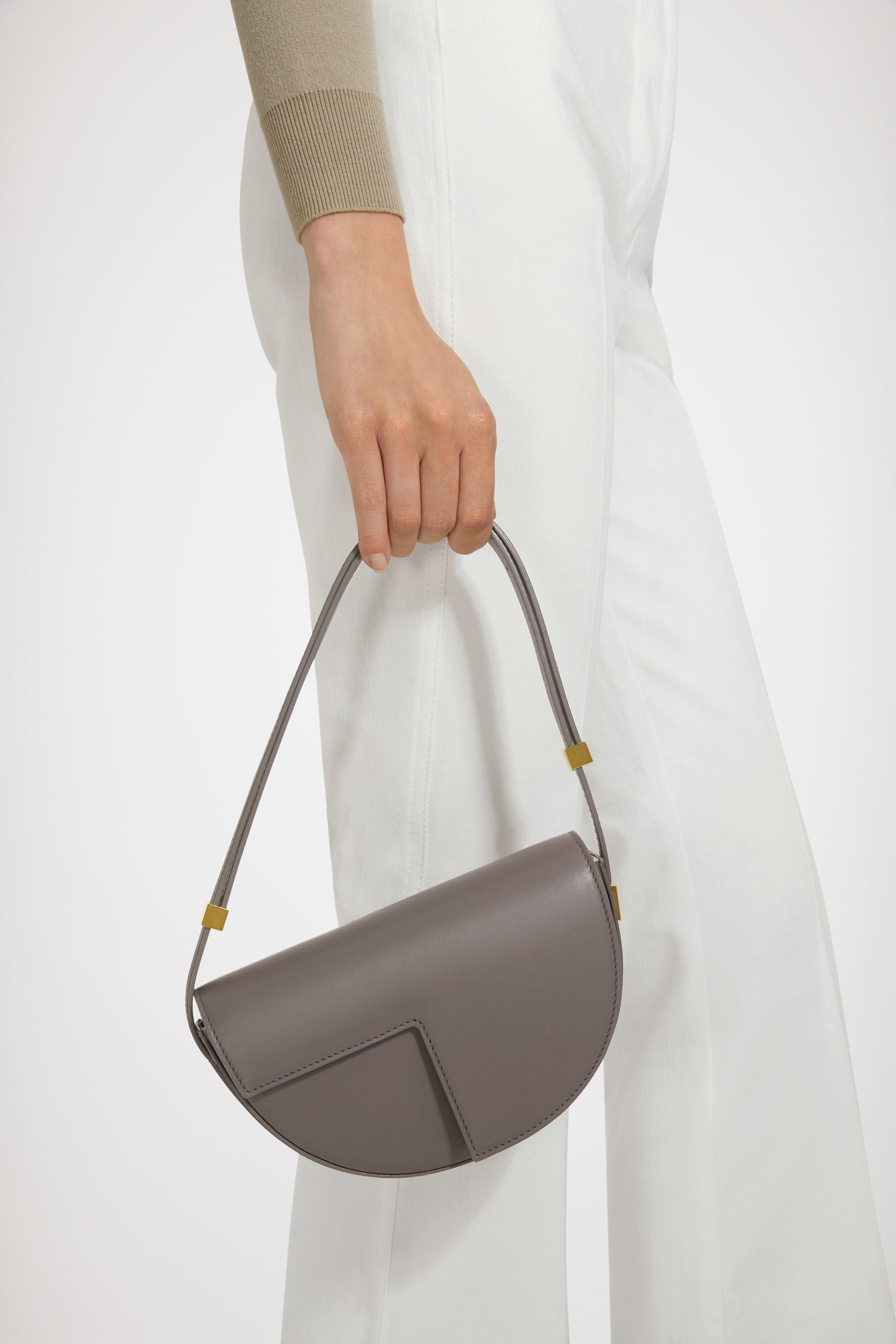 Patou - Die Le Petit Patou Tasche - Storm - Eine kleinere Version des absoluten Patou Lieblings!Handtasche aus Leder in Sturmgrau. Gefertigt aus einzigartigen Materialien, die aus unverwendeten hochwertigen Lederhäuten gewonnen wurden. 80 Exemplare in limitierter Auflage. Im Halbkreis-Format mit geometrischen, vom JP-Monogramm inspirierten Cut-Outs. Goldfarbene Metallelemente mit Patou Gravurdetail an der Seite. Verstellbarer Riemen zum Tragen über der Schulter, diagonal am Körper oder in der Hand. Magnetverschluss mit goldfarbenem JP-Detail. Innenfach. Öko-Futter.Maße: 20 cm (Länge), 13 cm (Höhe), 5 cm (Breite)