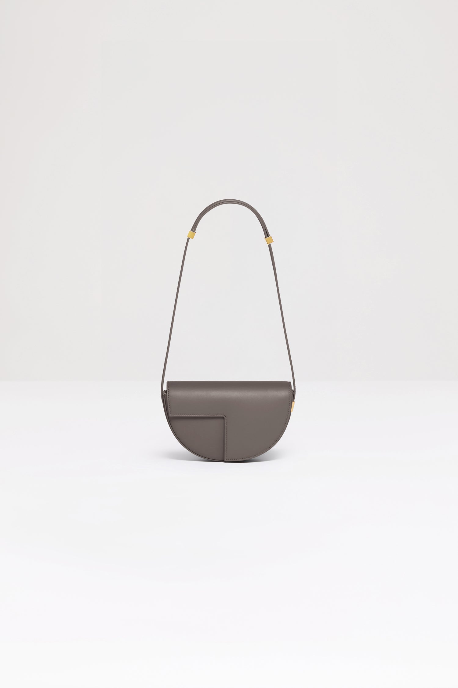 Patou - Die Le Petit Patou Tasche - Storm - Eine kleinere Version des absoluten Patou Lieblings!Handtasche aus Leder in Sturmgrau. Gefertigt aus einzigartigen Materialien, die aus unverwendeten hochwertigen Lederhäuten gewonnen wurden. 80 Exemplare in limitierter Auflage. Im Halbkreis-Format mit geometrischen, vom JP-Monogramm inspirierten Cut-Outs. Goldfarbene Metallelemente mit Patou Gravurdetail an der Seite. Verstellbarer Riemen zum Tragen über der Schulter, diagonal am Körper oder in der Hand. Magnetverschluss mit goldfarbenem JP-Detail. Innenfach. Öko-Futter.Maße: 20 cm (Länge), 13 cm (Höhe), 5 cm (Breite)
